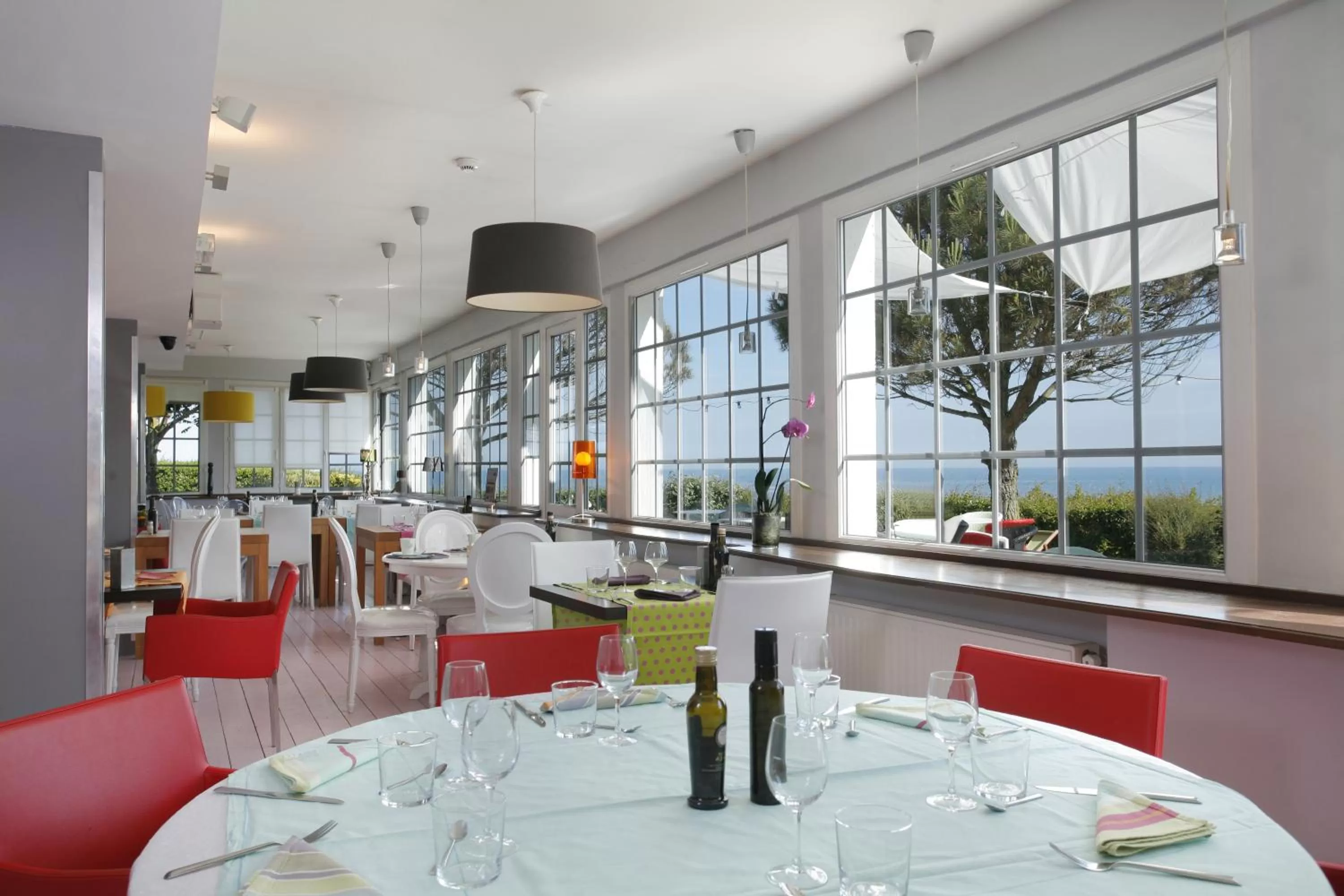 Restaurant/places to eat in The Originals Hôtel Le Cise Restaurant Chambres et Suites