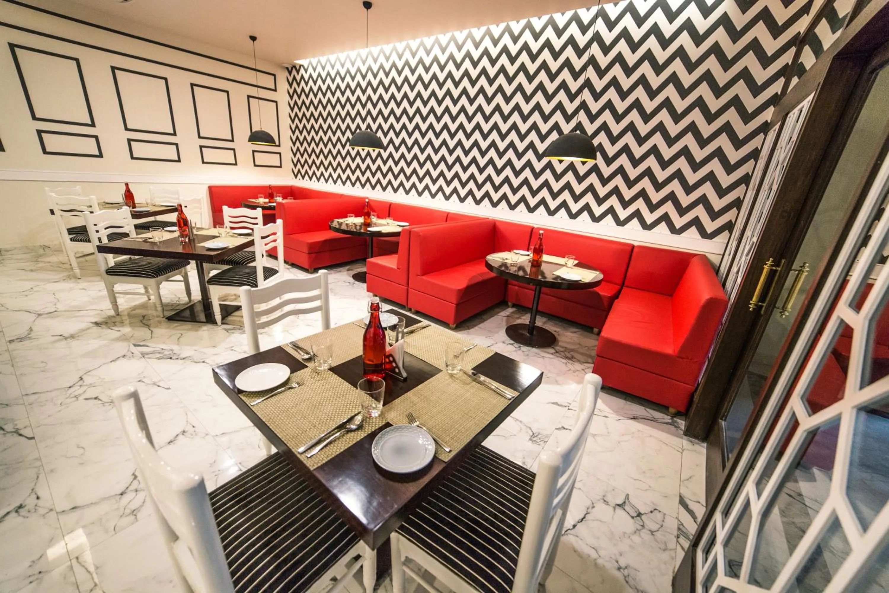 Restaurant/places to eat in Diamond Hotel