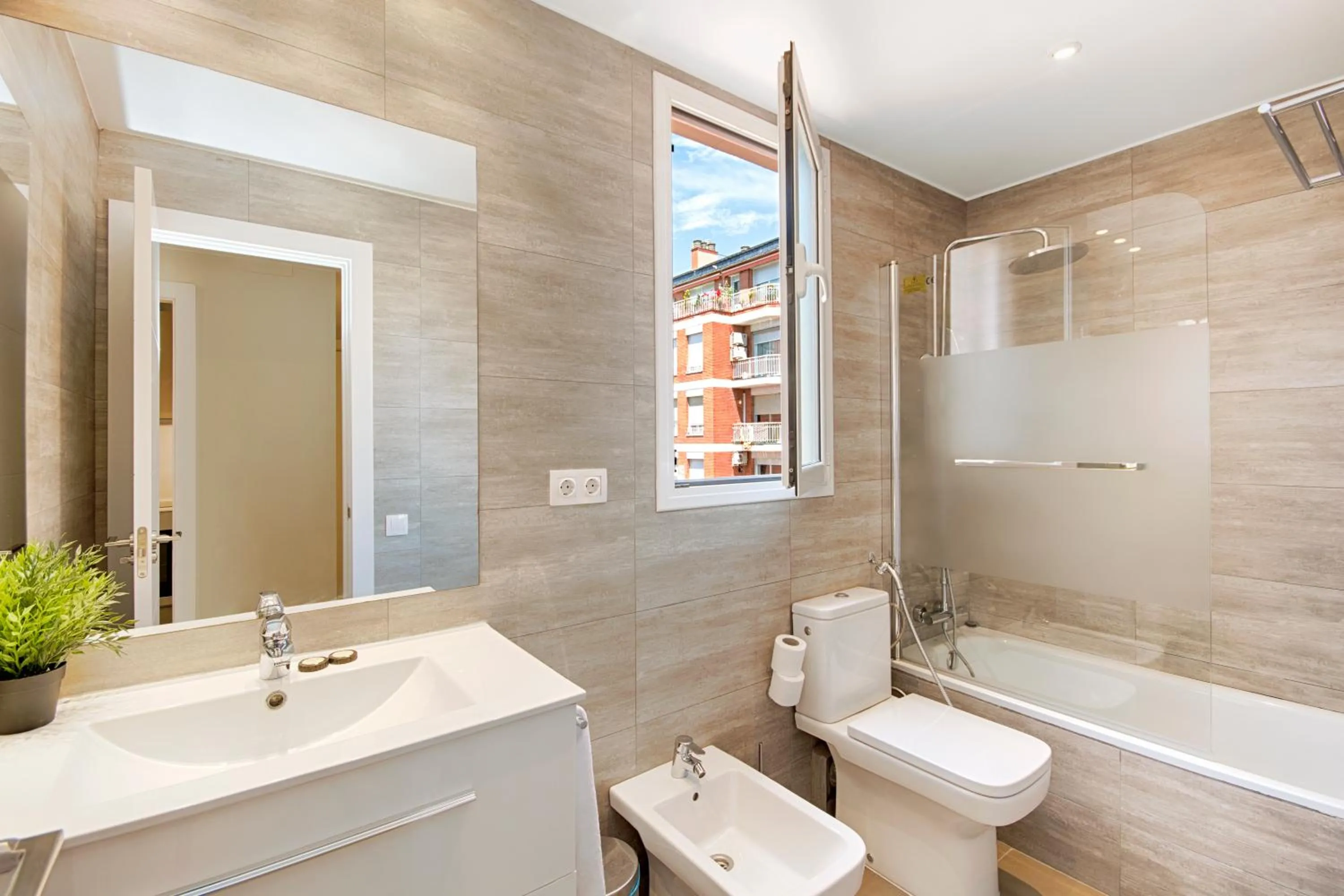 Toilet in Eixample Building Apartments by Mercedes Heritage