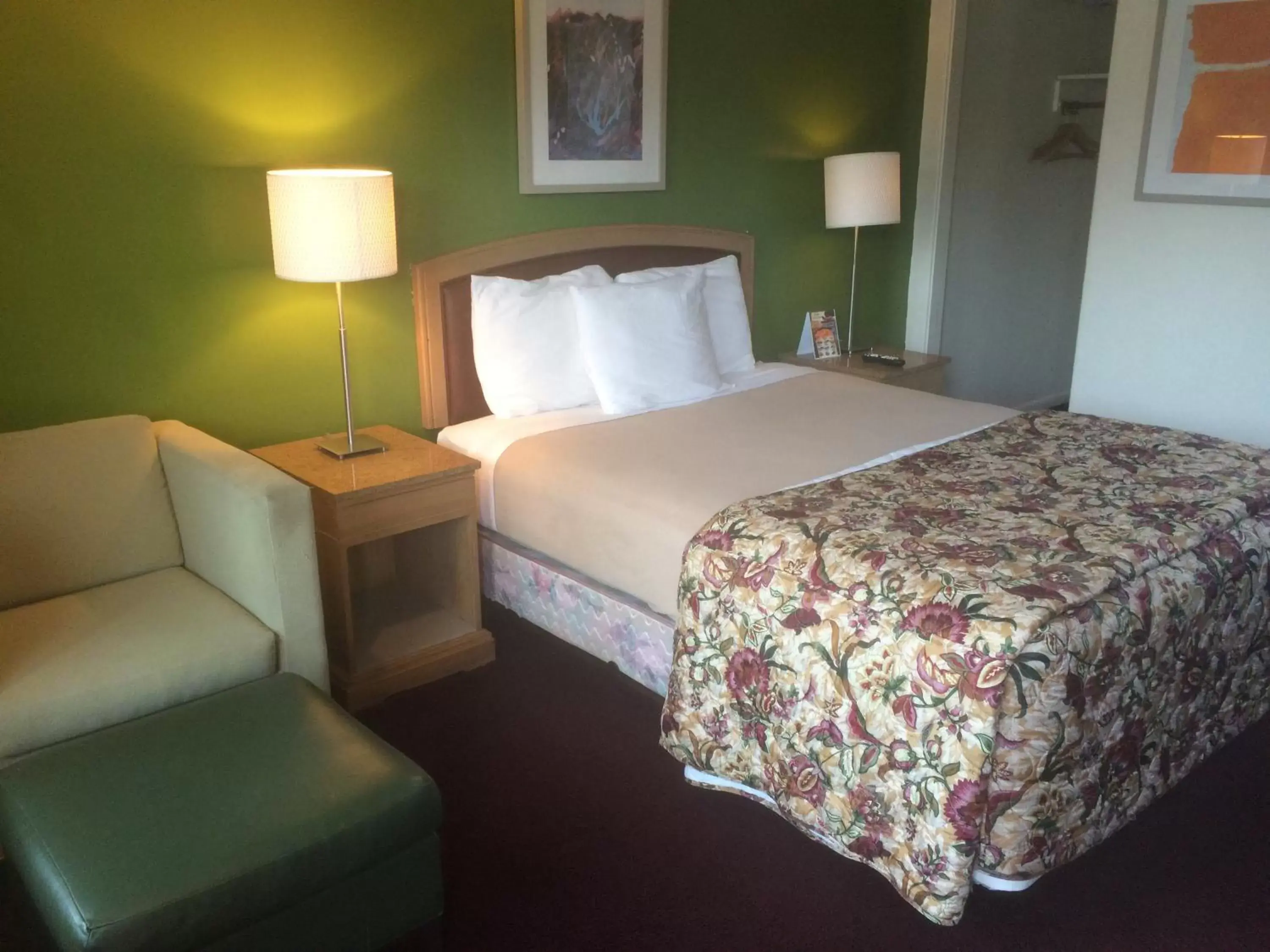 Photo of the whole room, Bed in Alamo Motel