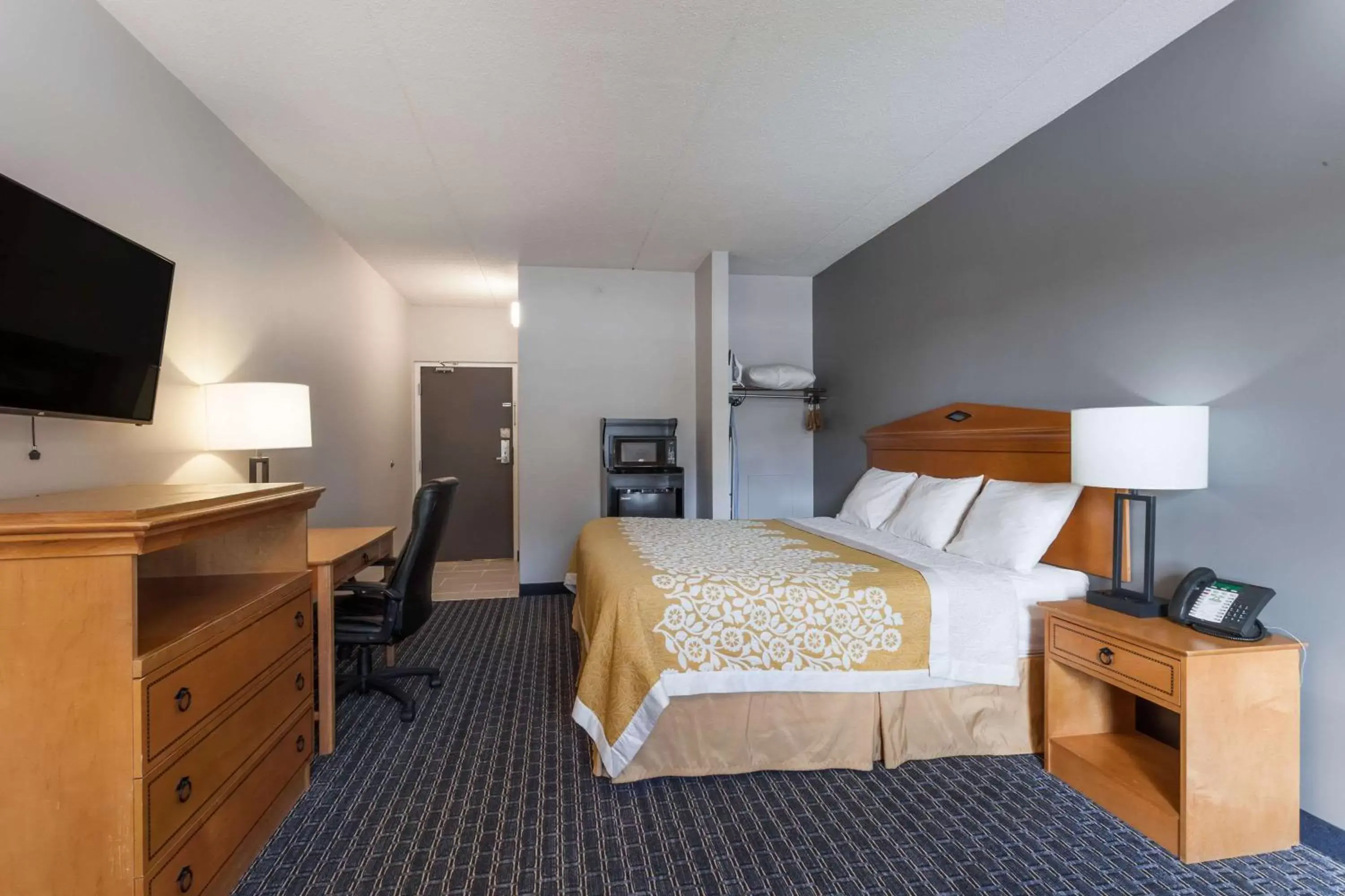 Photo of the whole room, Bed in Days Inn & Suites by Wyndham Lancaster Amish Country