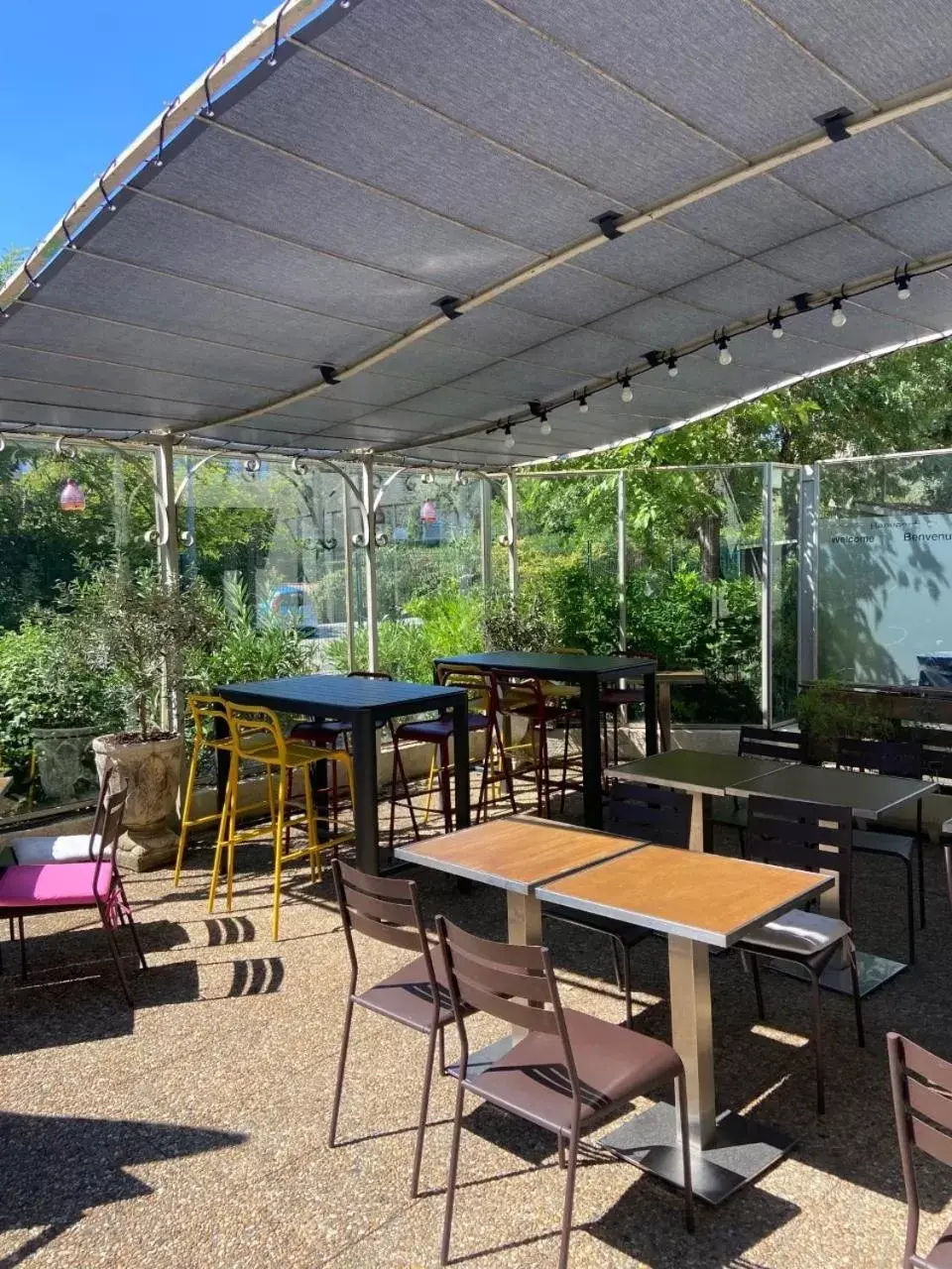 Balcony/Terrace, Restaurant/Places to Eat in Campanile Aix-en-Provence Sud - Pont de l'Arc