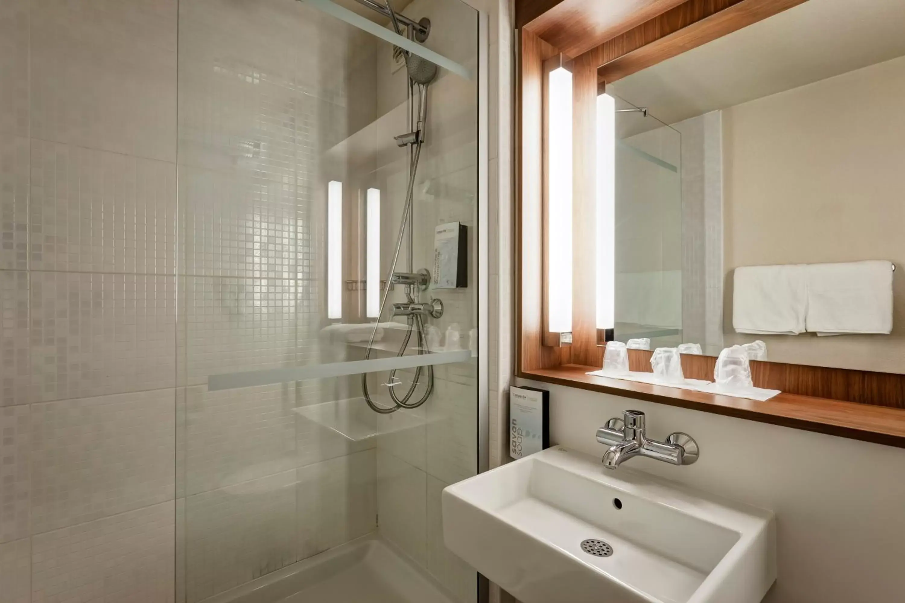 Shower, Bathroom in Campanile Chalon sur Saône