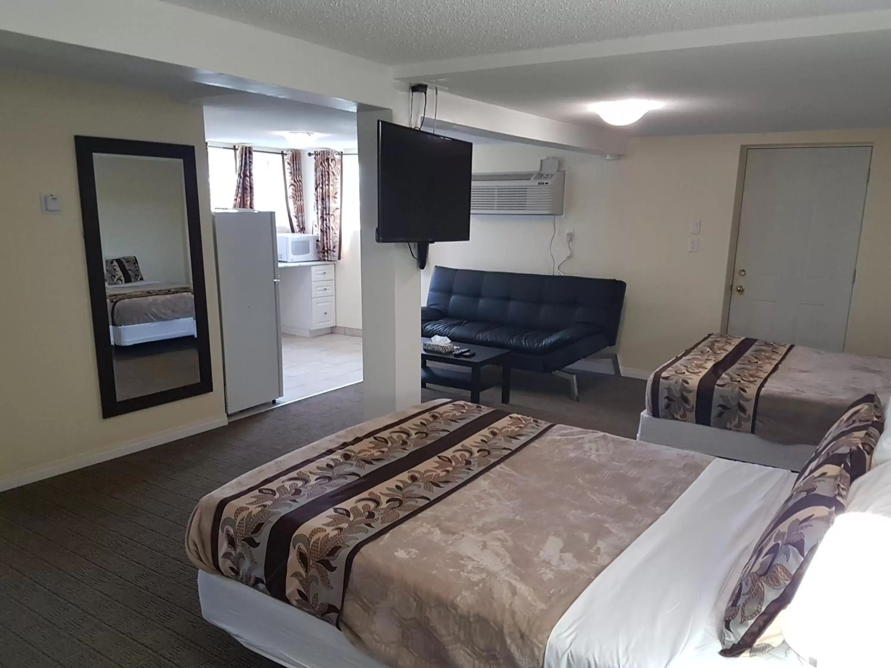Bed in Parkway Motel & European Lodges