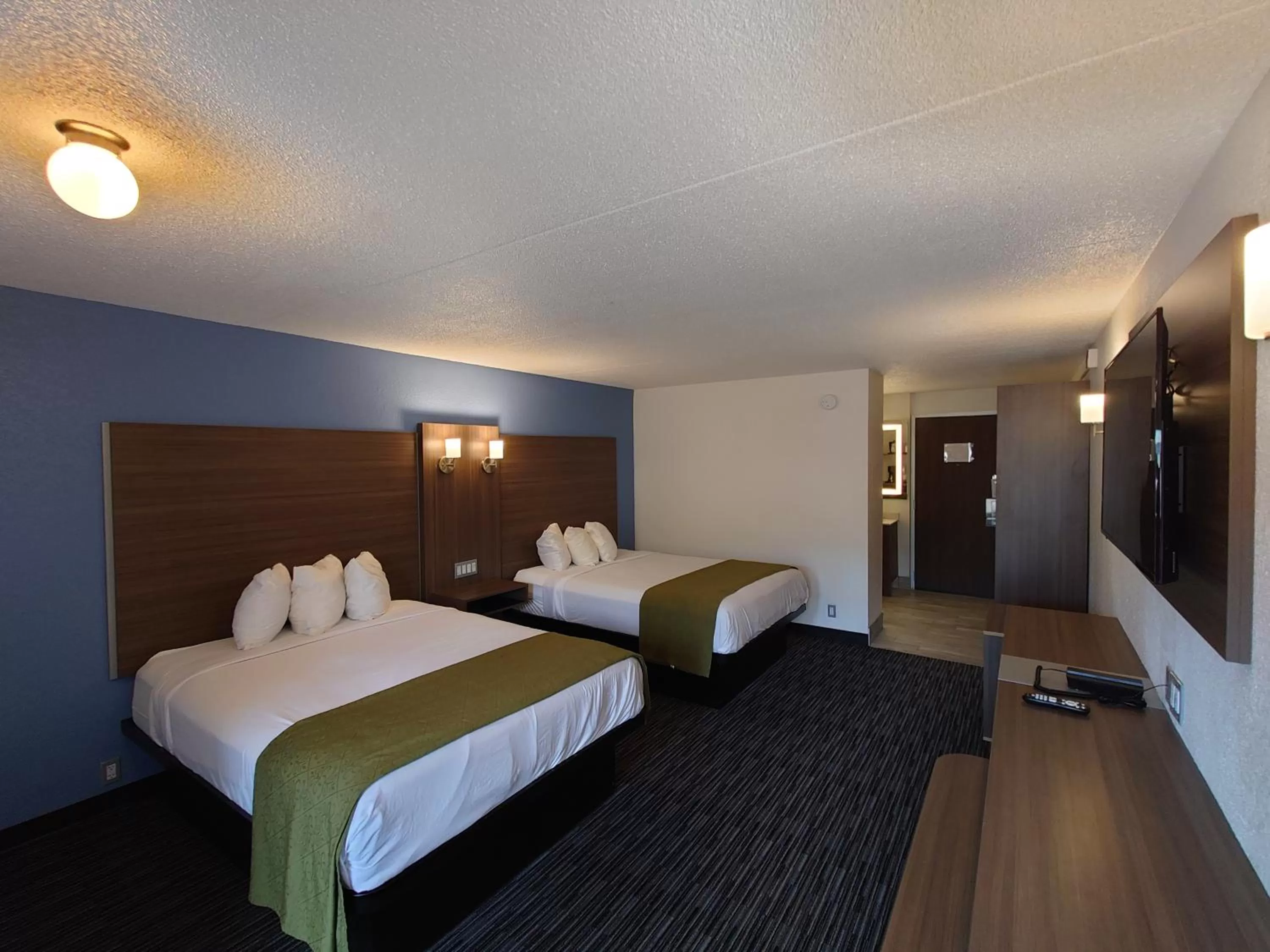 Photo of the whole room, Bed in Reagan Resorts Inn