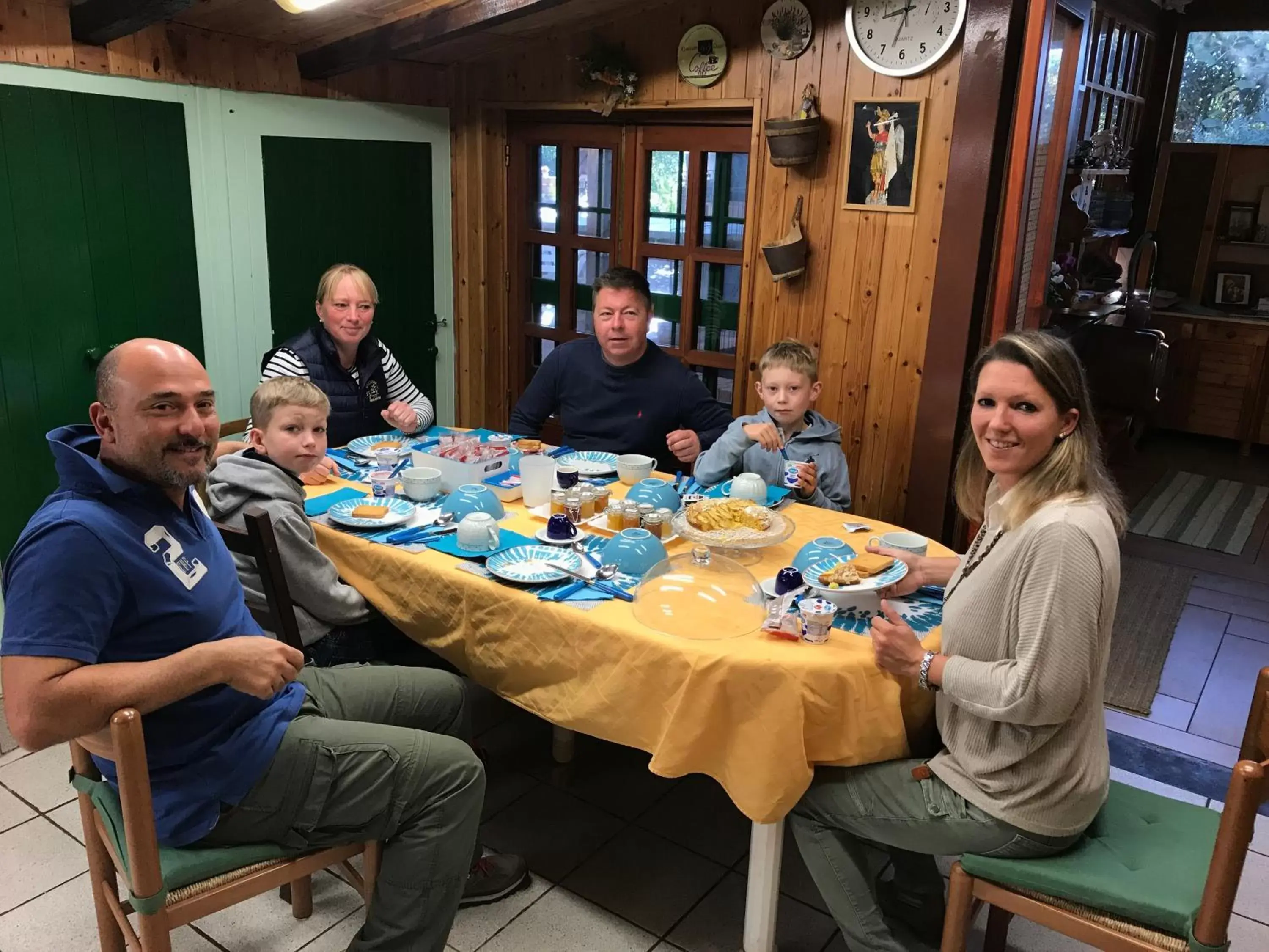 group of guests in b&b Casa di Antonio_Etna Vacanze