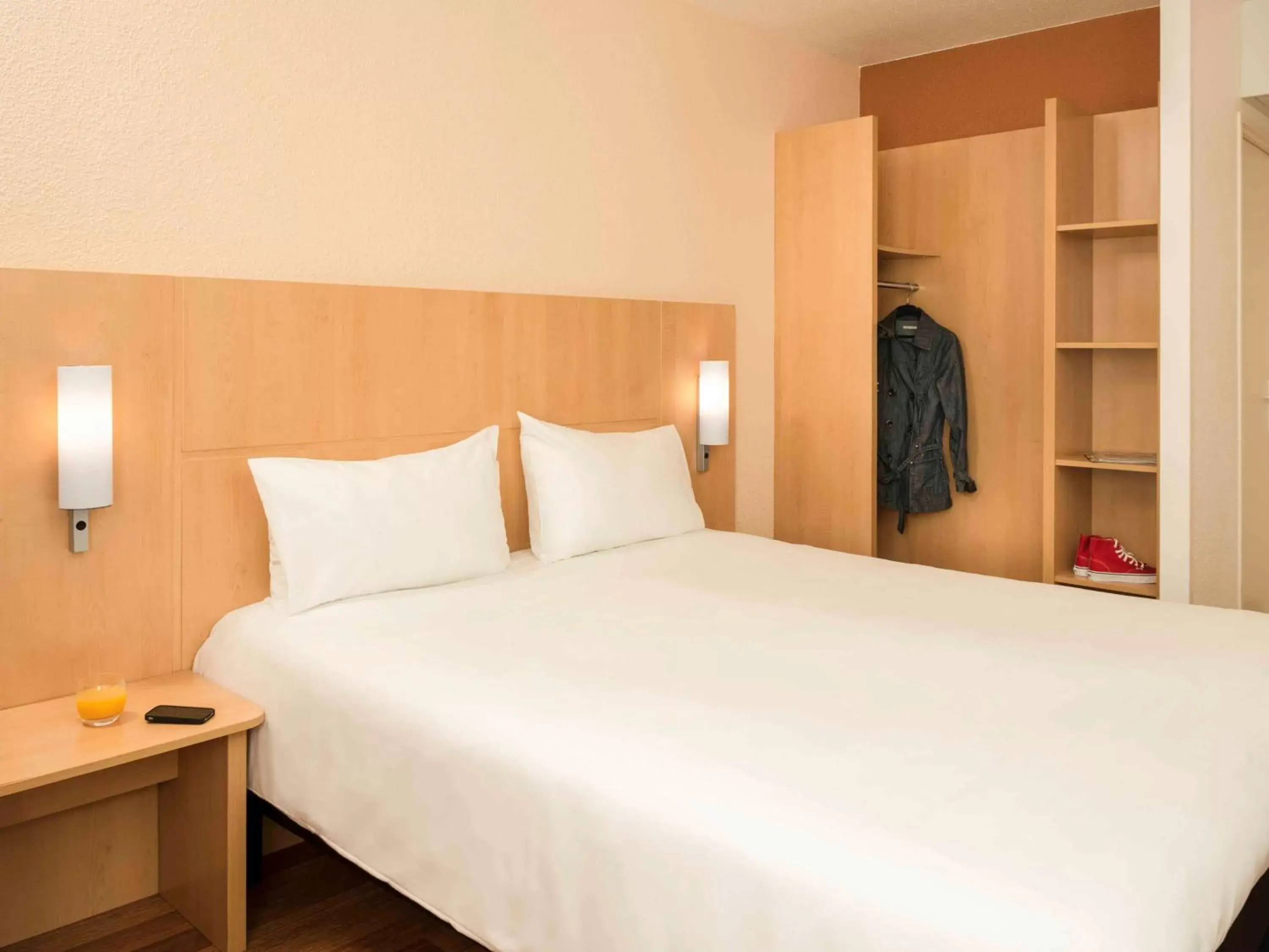 Photo of the whole room, Bed in ibis Nogent Sur Marne