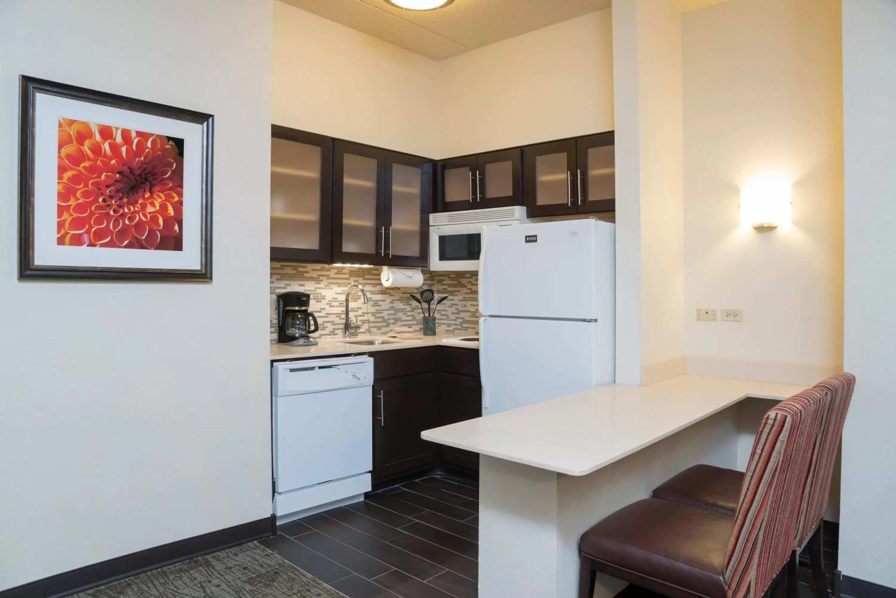 Photo of the whole room, Kitchen/Kitchenette in Staybridge Suites Chicago-Oakbrook Terrace, an IHG Hotel