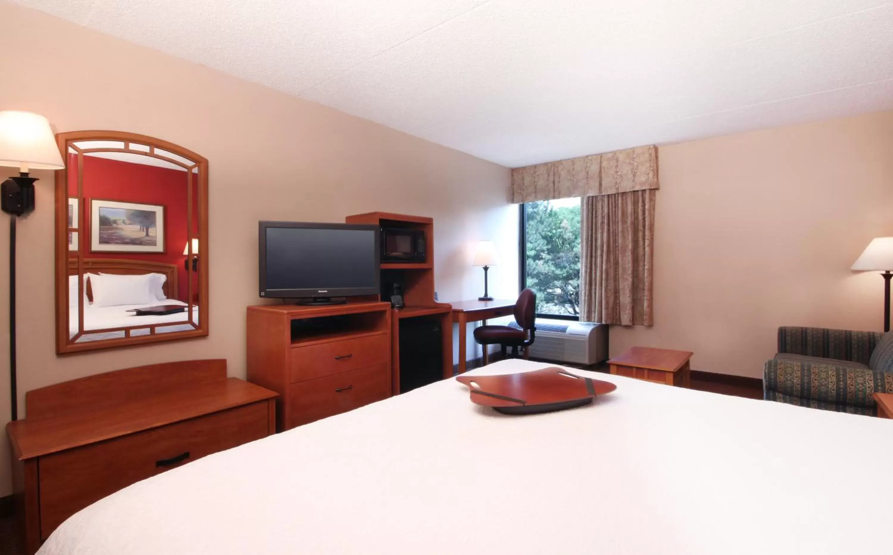 Bed, TV/Entertainment Center in SureStay Hotel by Best Western Secaucus Meadowlands