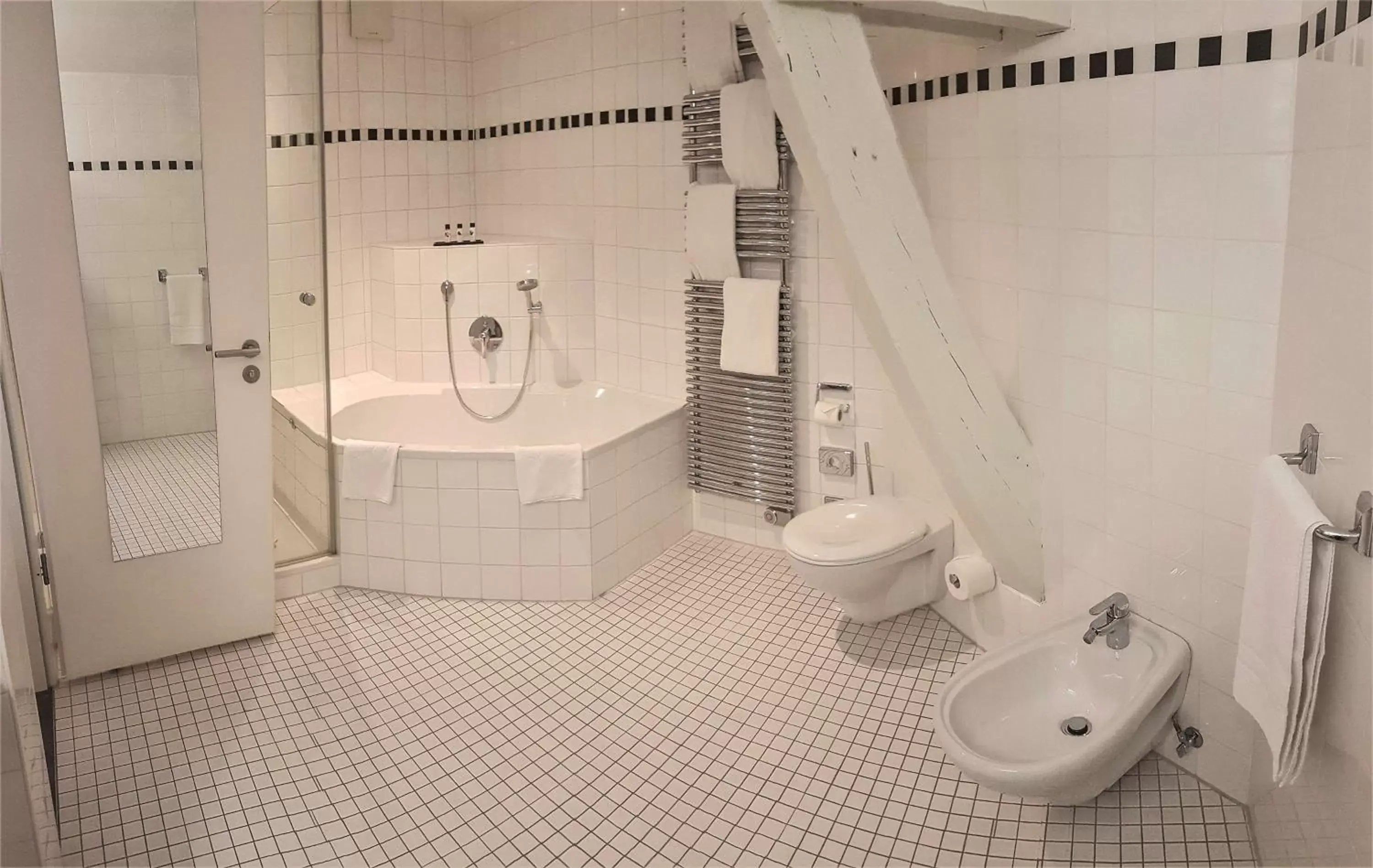 Photo of the whole room, Bathroom in nestor Hotel Stuttgart-Ludwigsburg