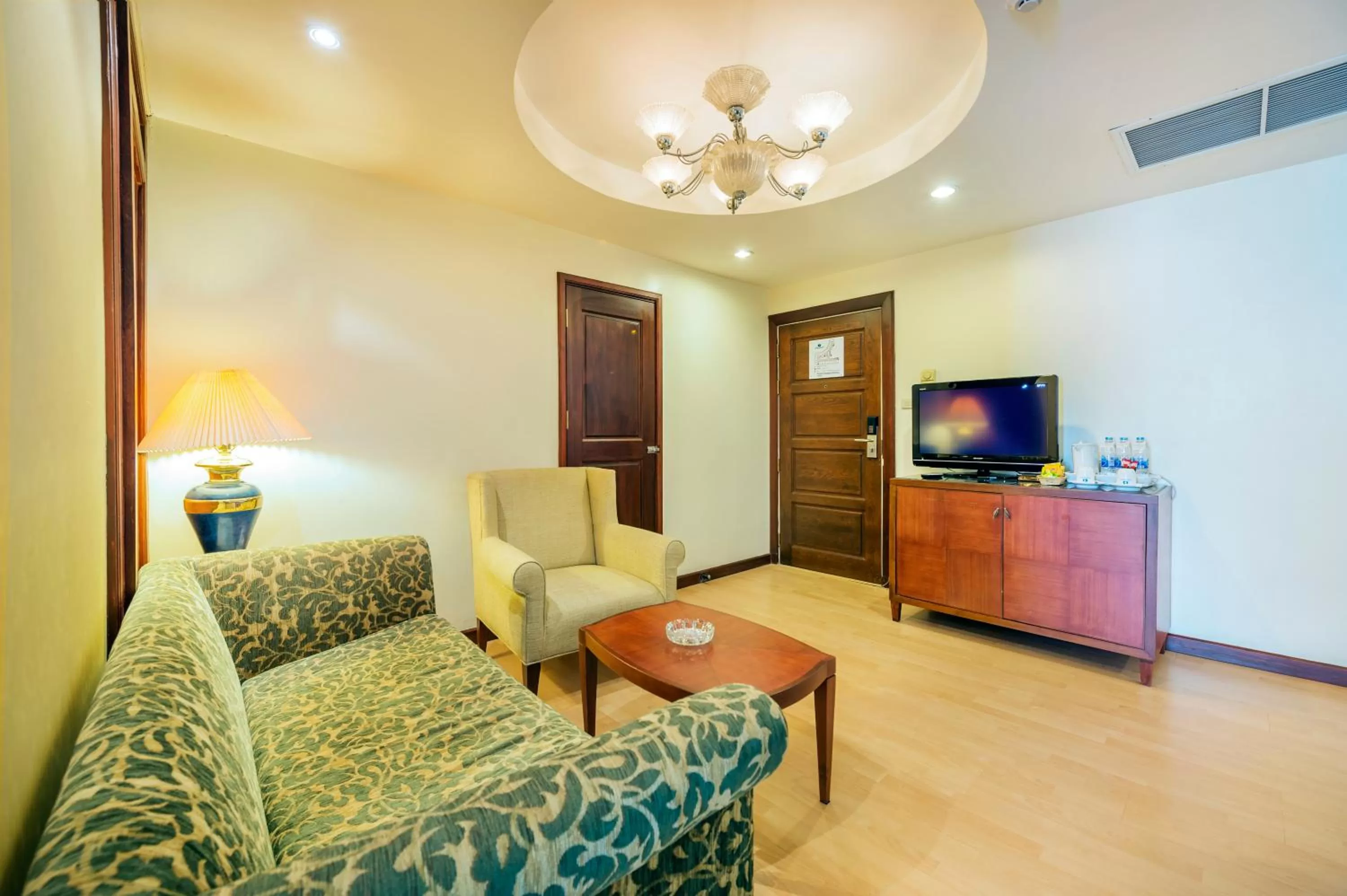 TV and multimedia in Jomtien Palm Beach Hotel and Resort