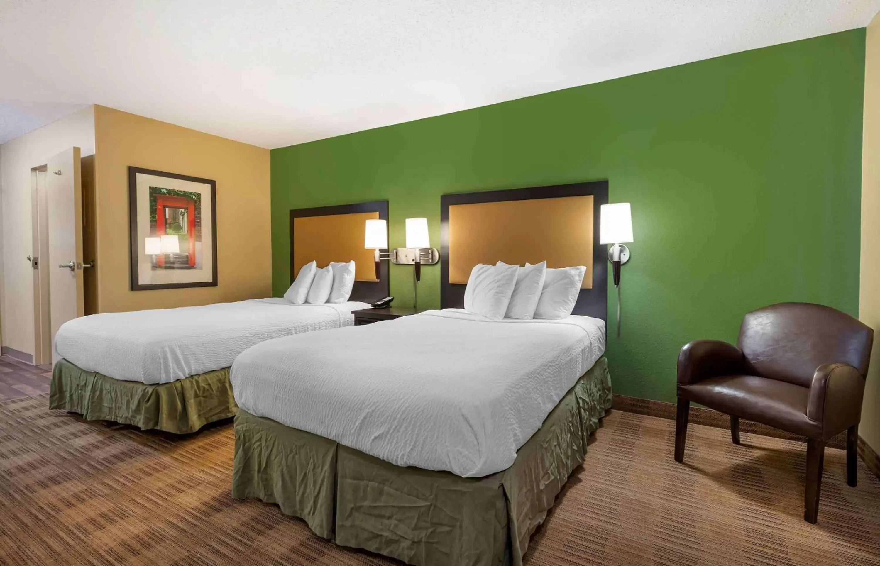 Bedroom, Bed in Extended Stay America Suites - Champaign - Urbana