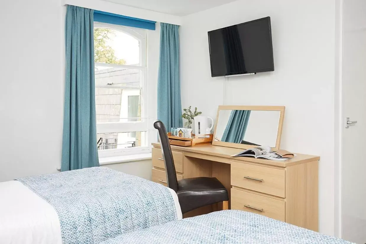 Bed, TV/Entertainment Center in Luccombe Manor Country House Hotel