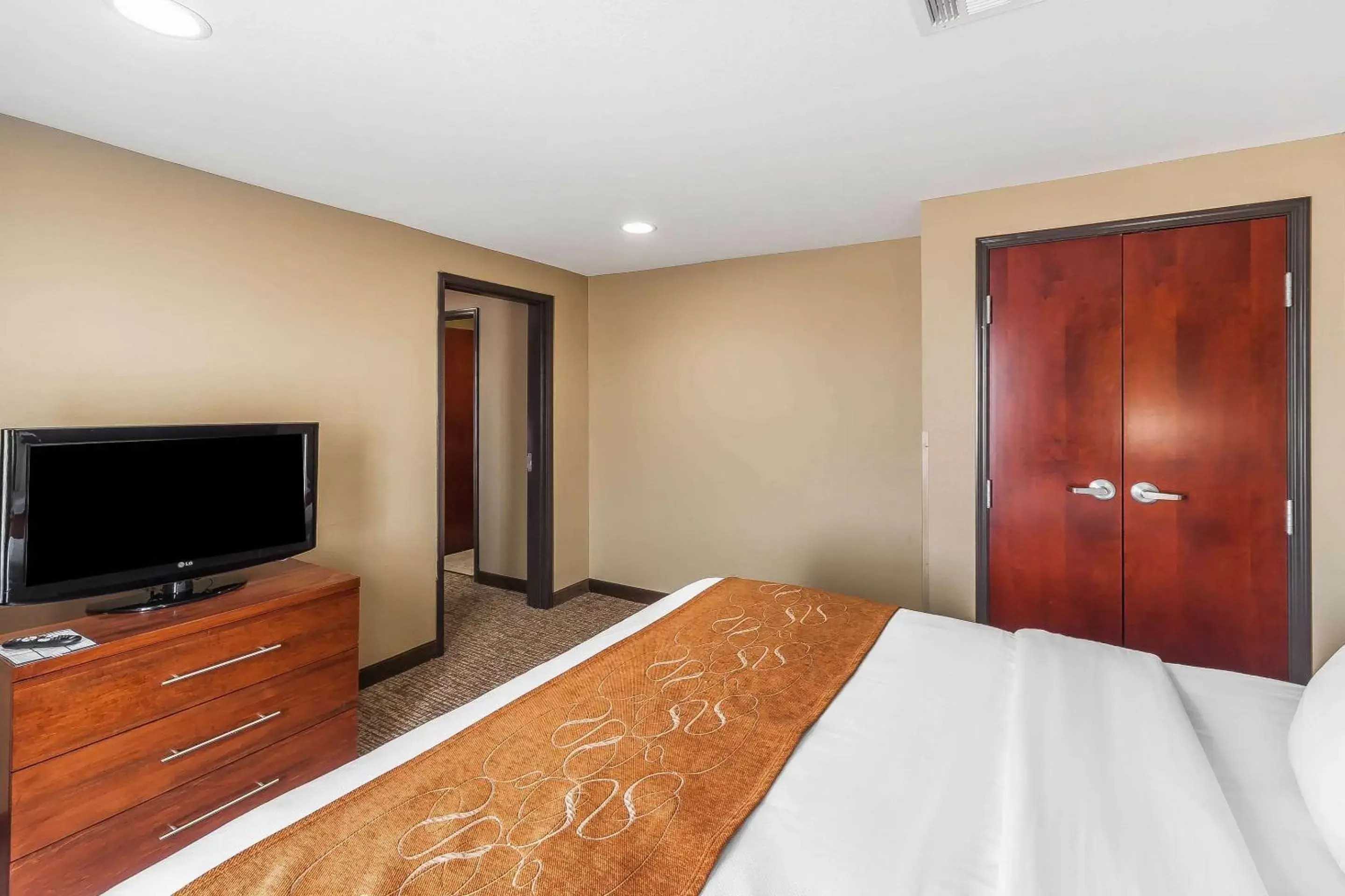 Photo of the whole room, TV/Entertainment Center in Comfort Suites Yukon - SW Oklahoma City