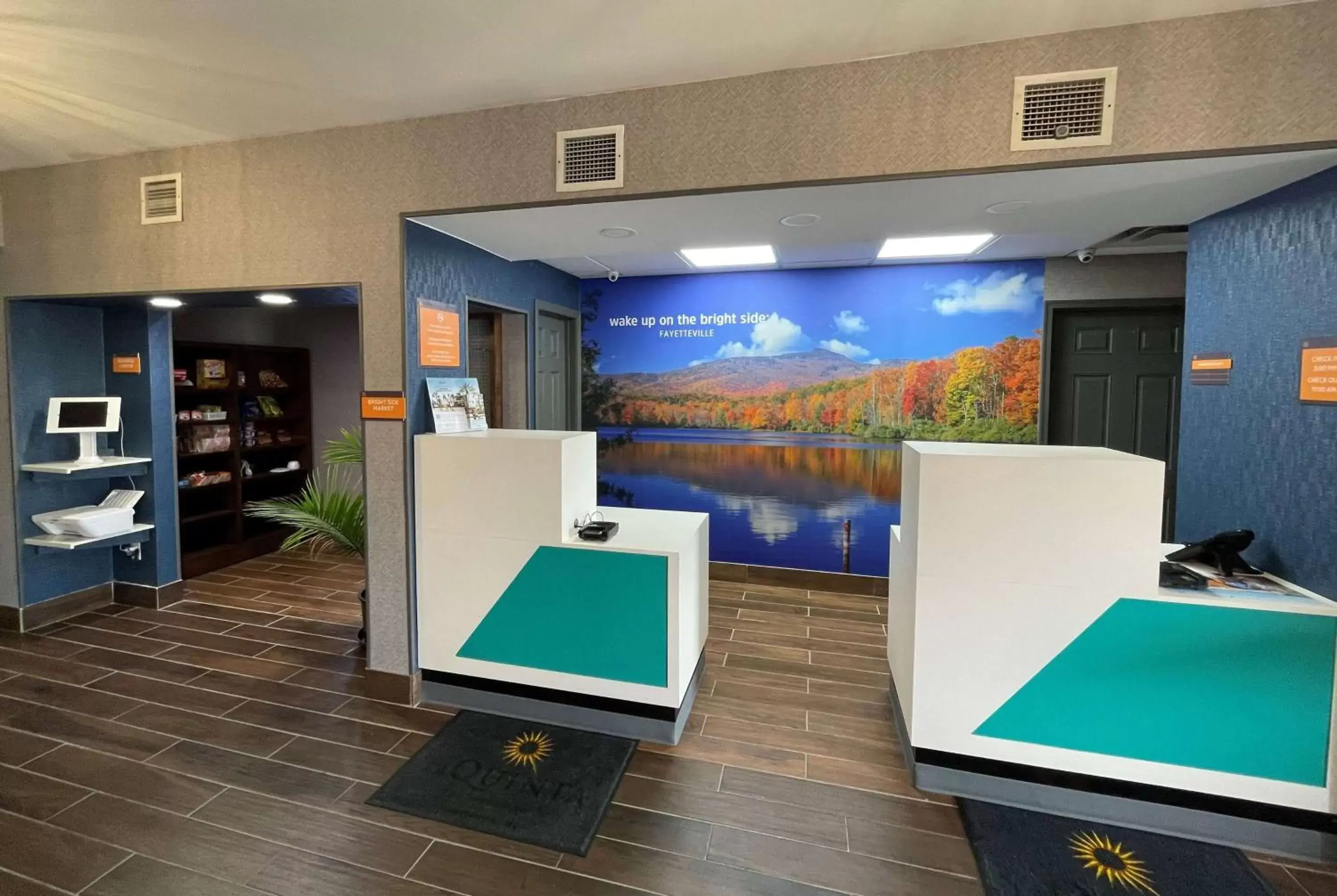 Lobby or reception in La Quinta Inn & Suites by Wyndham Fayetteville I-95