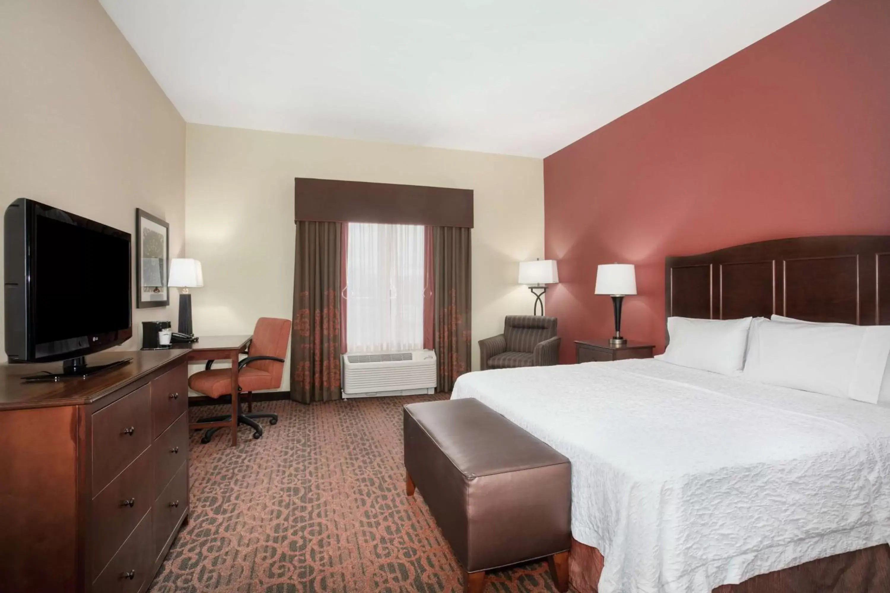 Bedroom, TV/Entertainment Center in Hampton Inn and Suites Denver/South-RidgeGate