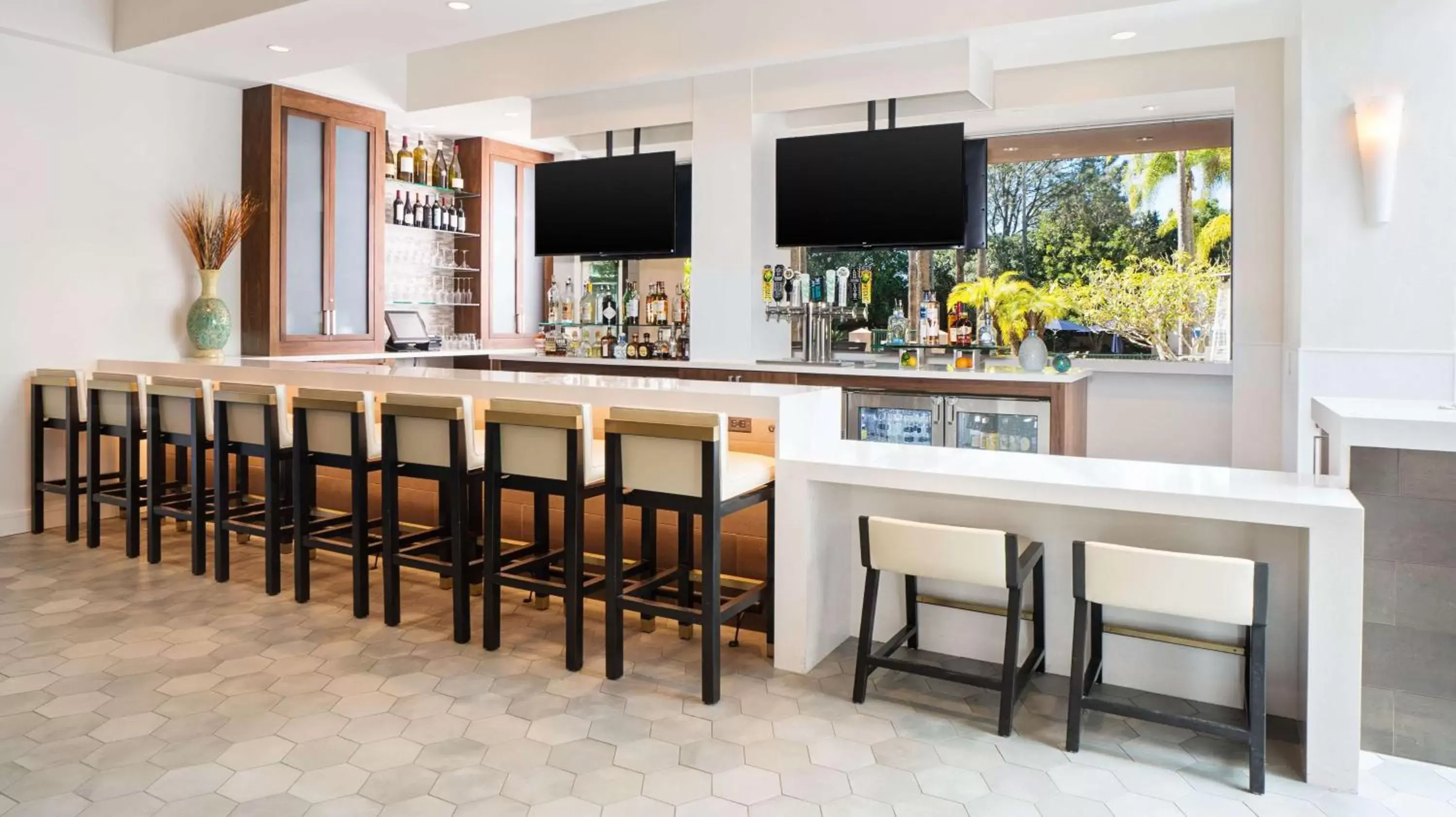 Lounge or bar, Lounge/Bar in DoubleTree by Hilton San Diego Del Mar