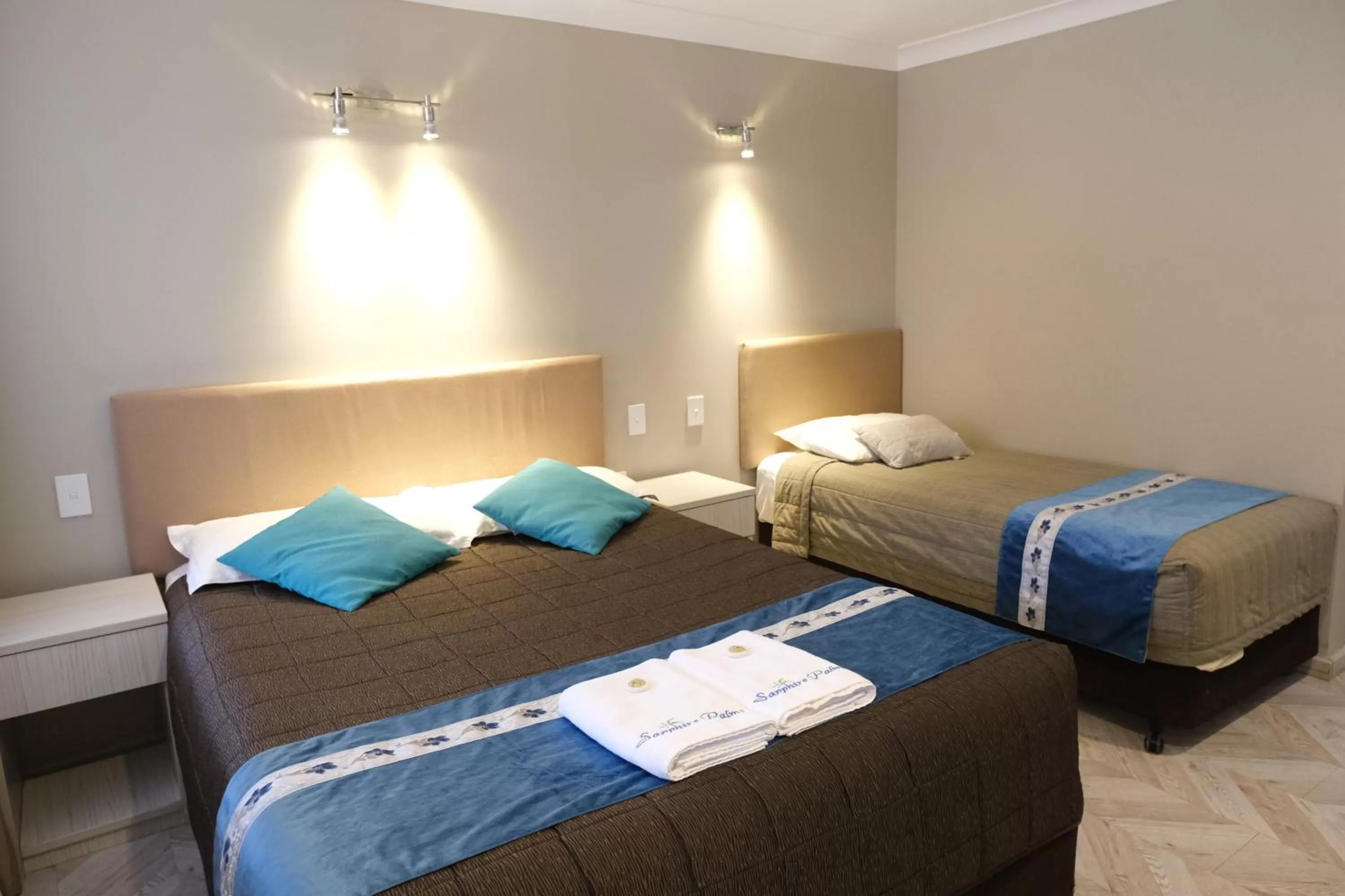 Bed in Sapphire Palms Motel