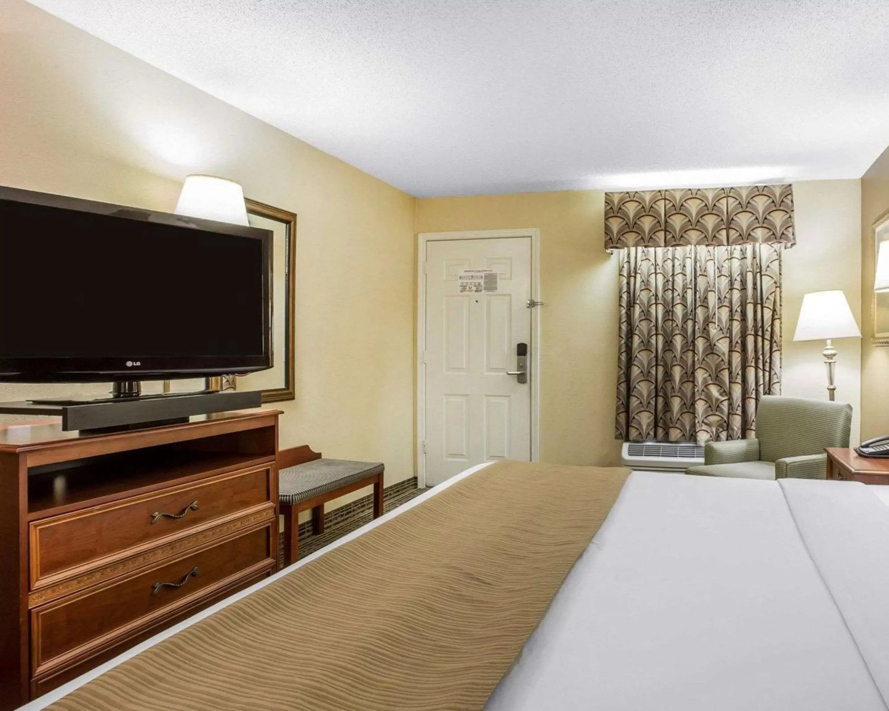 Photo of the whole room, Bed in Quality Inn Carrollton