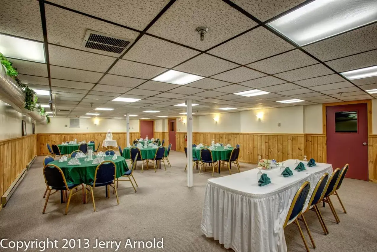 Banquet/Function facilities, Restaurant/Places to Eat in Snowy Owl Inn