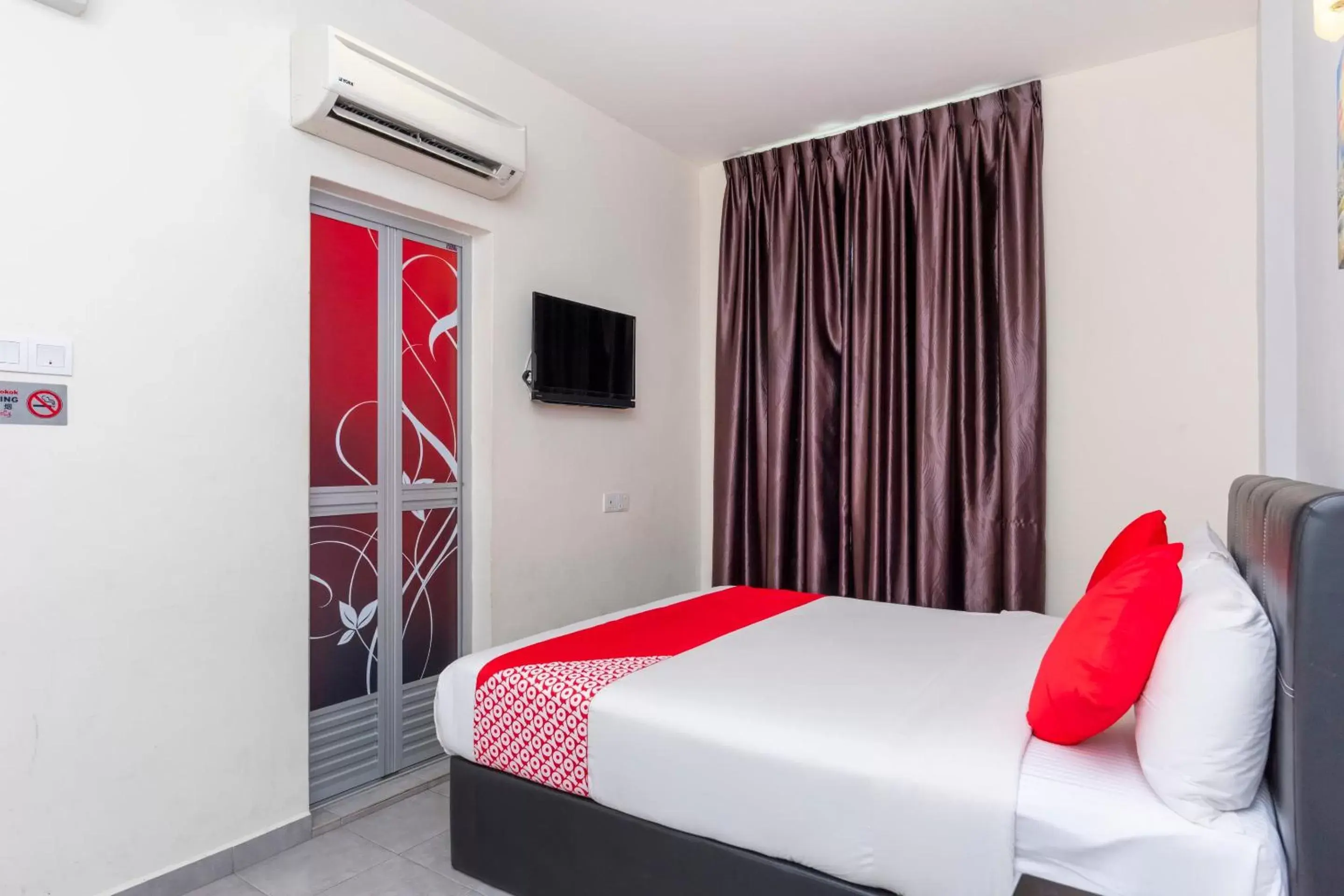 Bedroom, Bed in OYO 756 Muar City Hotel