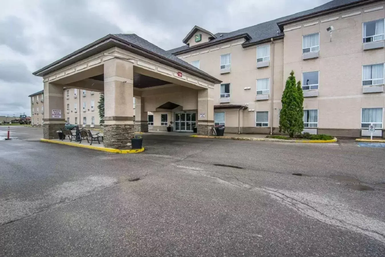 Facade/entrance, Property Building in Quality Inn & Suites Yorkton