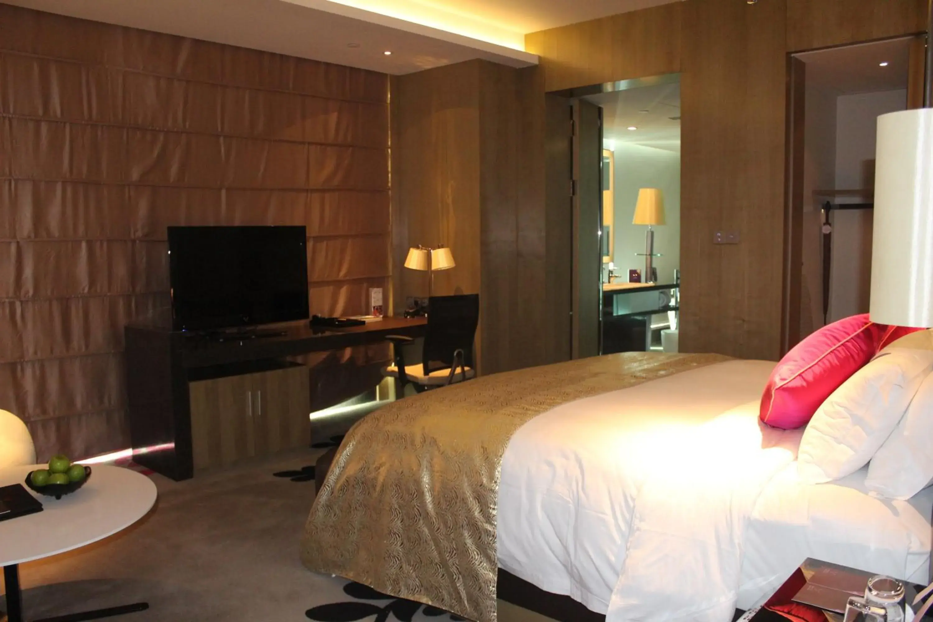 Bed, TV/Entertainment Center in Wongtee V Hotel