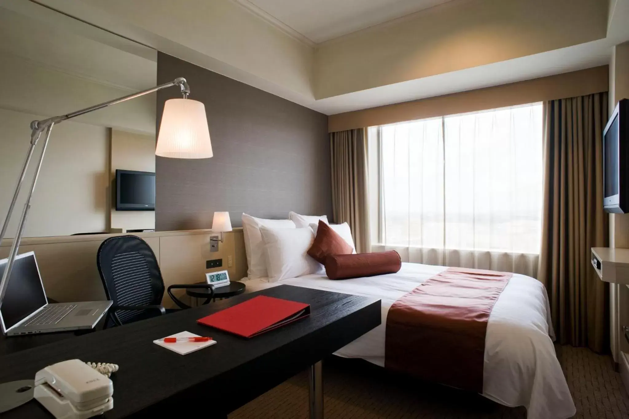 Photo of the whole room, Bed in ANA Crowne Plaza Kanazawa, an IHG Hotel