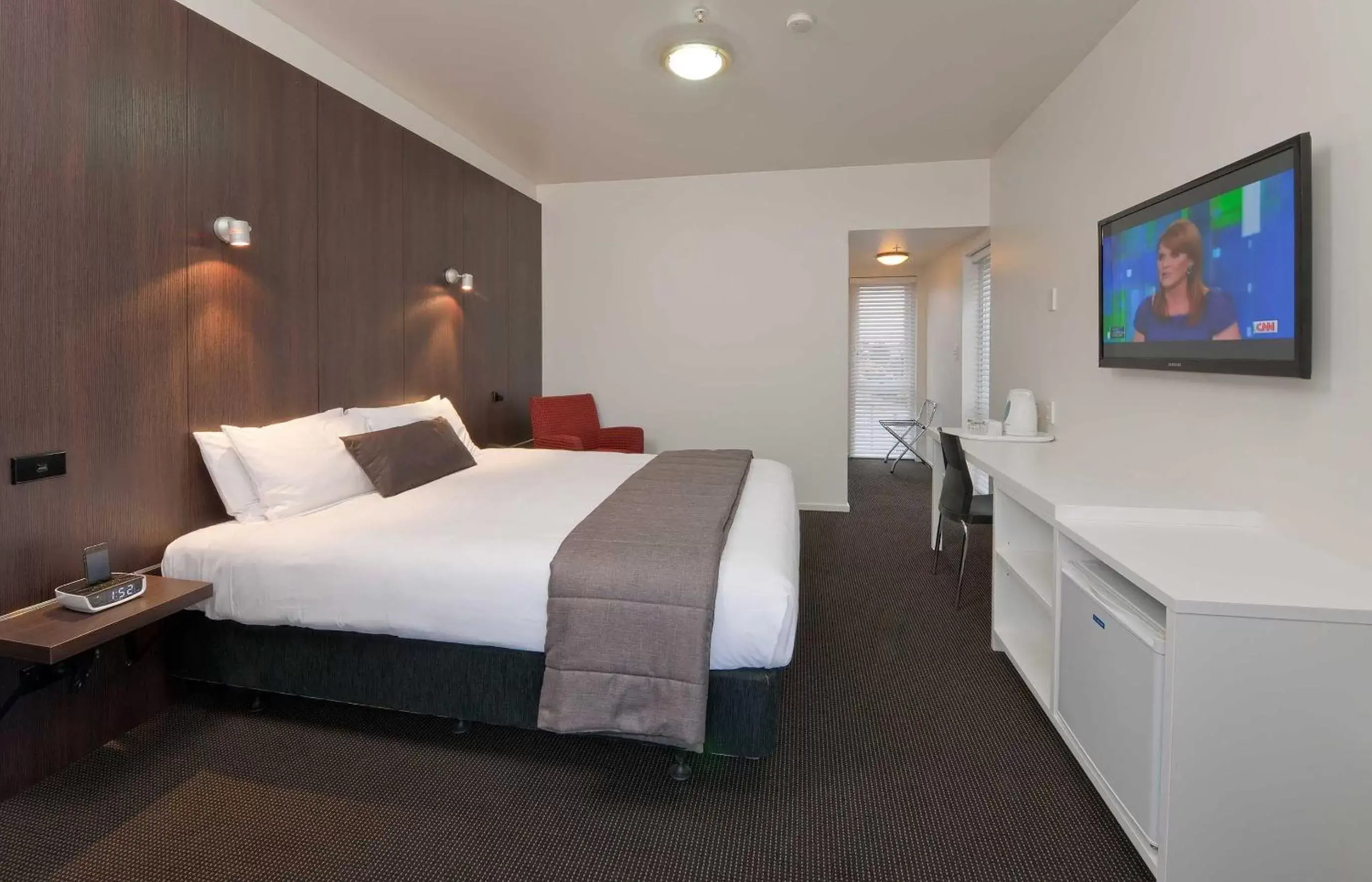 Bed, TV/Entertainment Center in The Riccarton Hotel