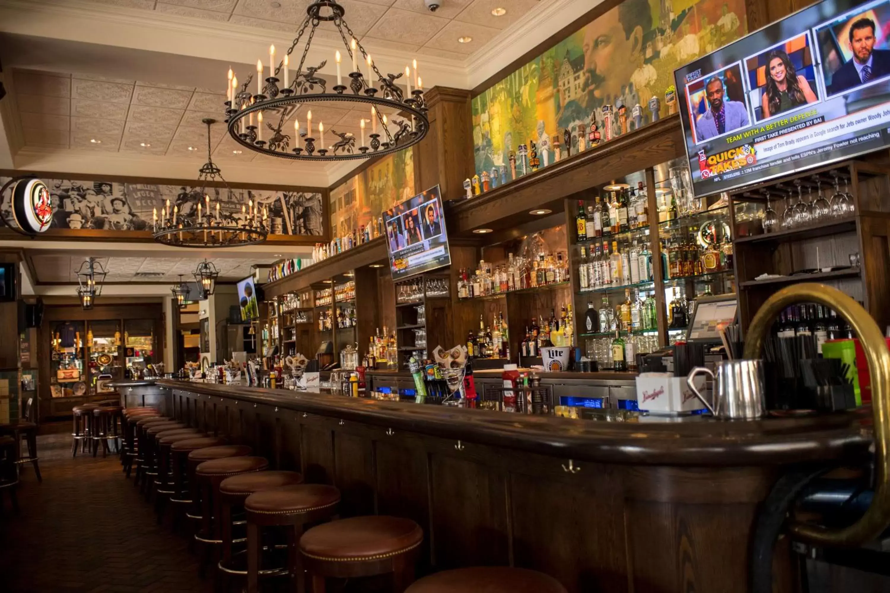 Lounge or bar in Hilton Milwaukee Lounge or bar in Hilton Milwaukee