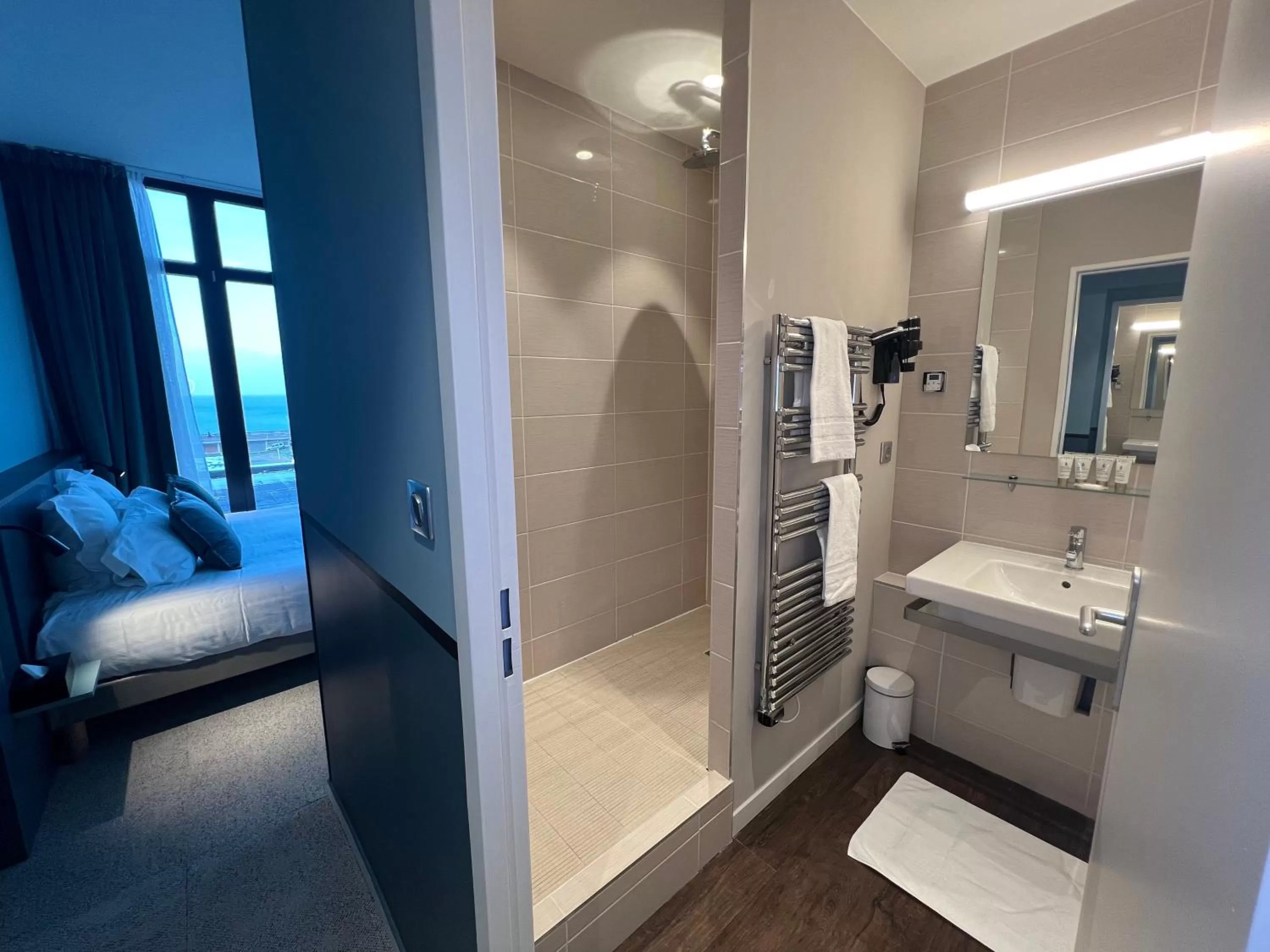 Shower, Bed in L'Échappée - Hôtel Casino Dieppe