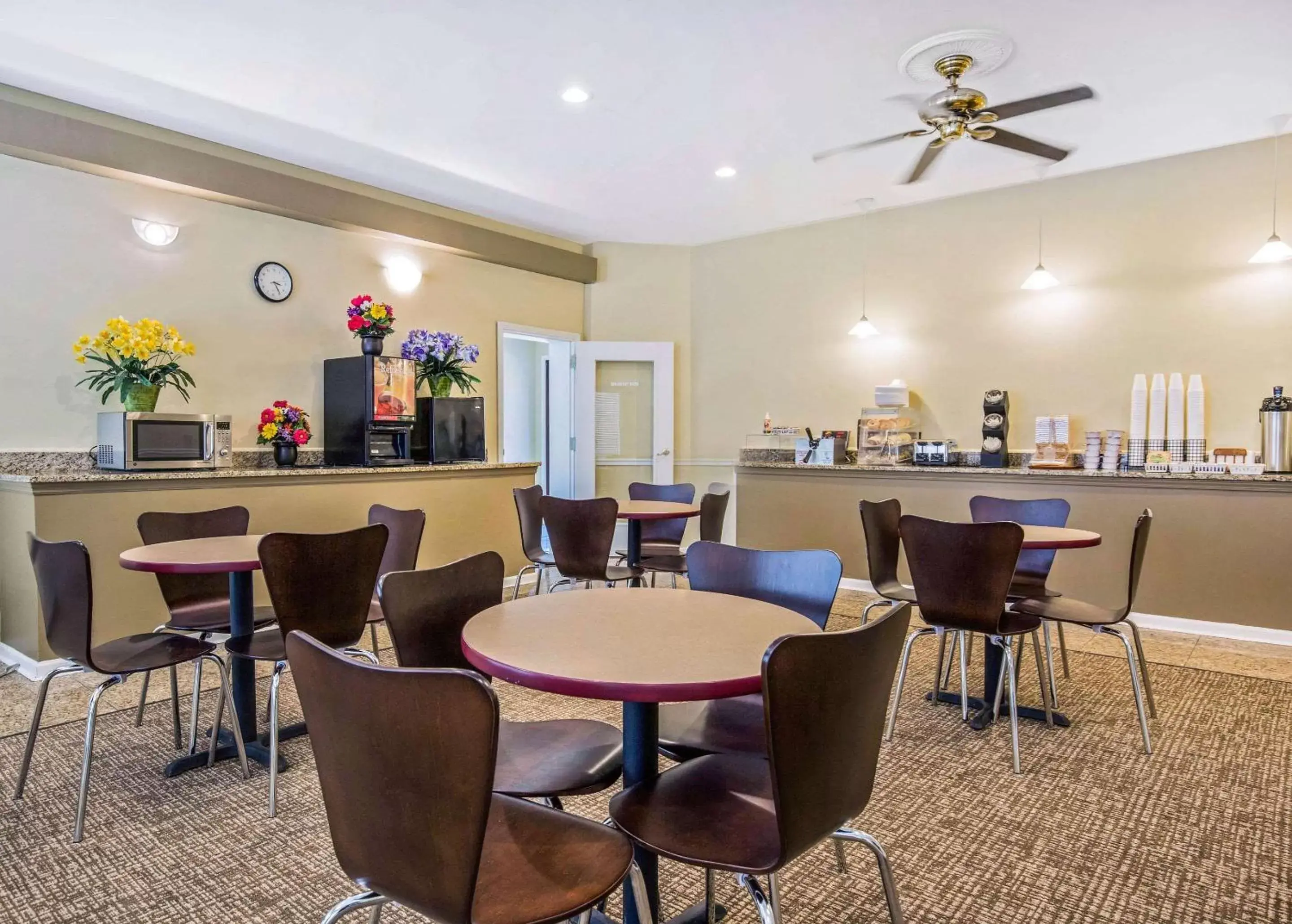 Restaurant/places to eat in Rodeway Inn Lyons - La Grange Restaurant/places to eat in Rodeway Inn Lyons - La Grange