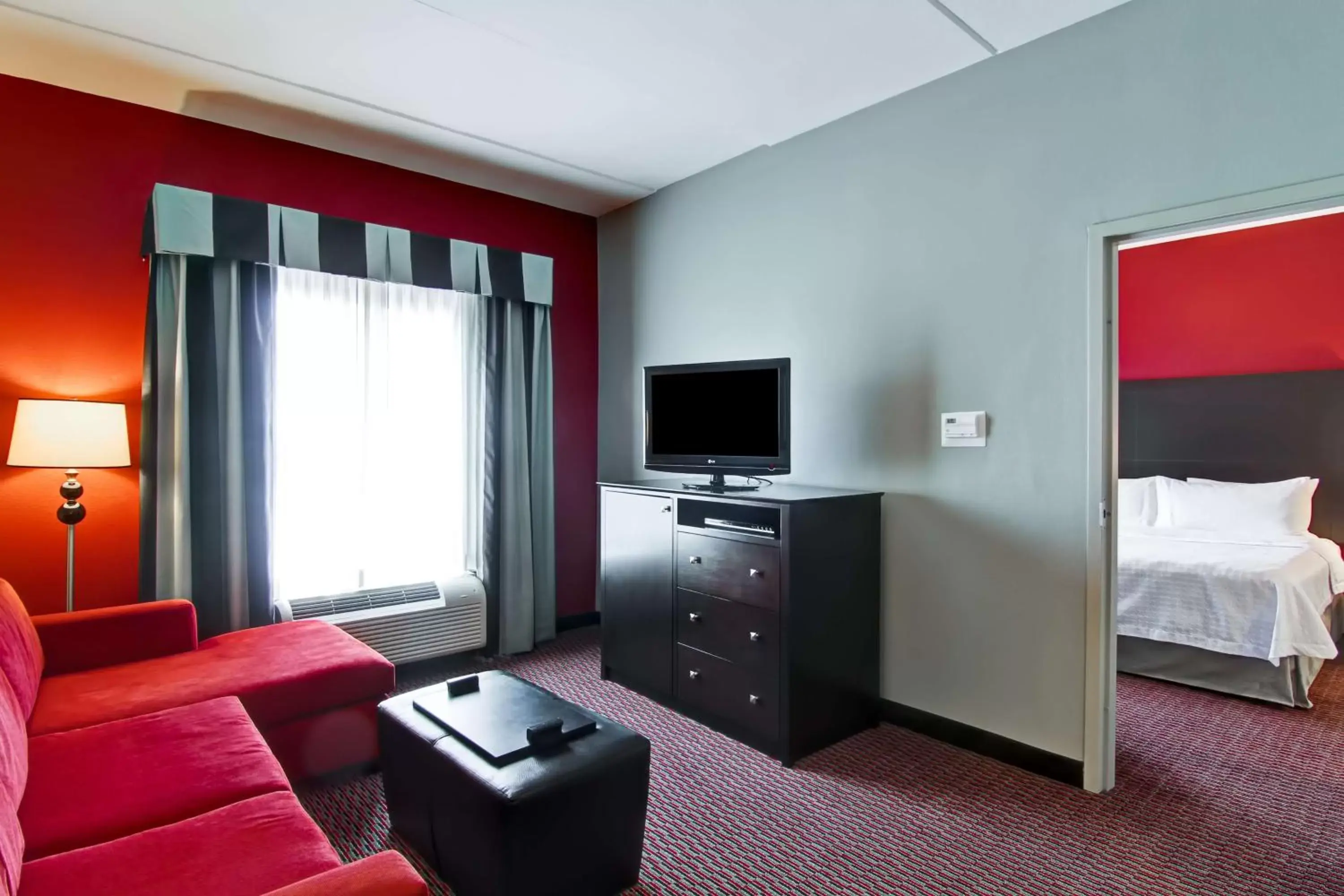 Bedroom, TV/Entertainment Center in Homewood Suites by Hilton Leesburg