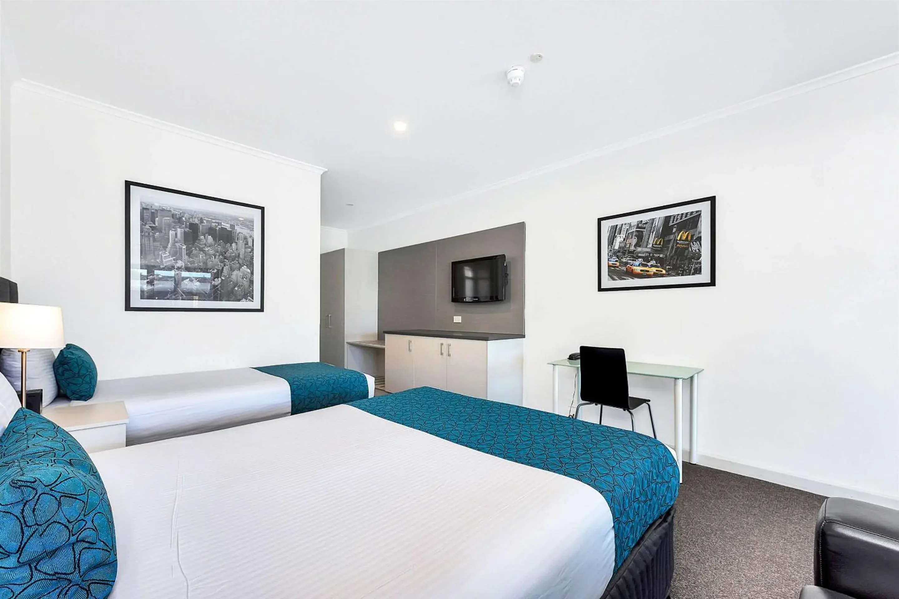 Photo of the whole room, Bed in COMFORT INN MANHATTAN - ADELAIDE