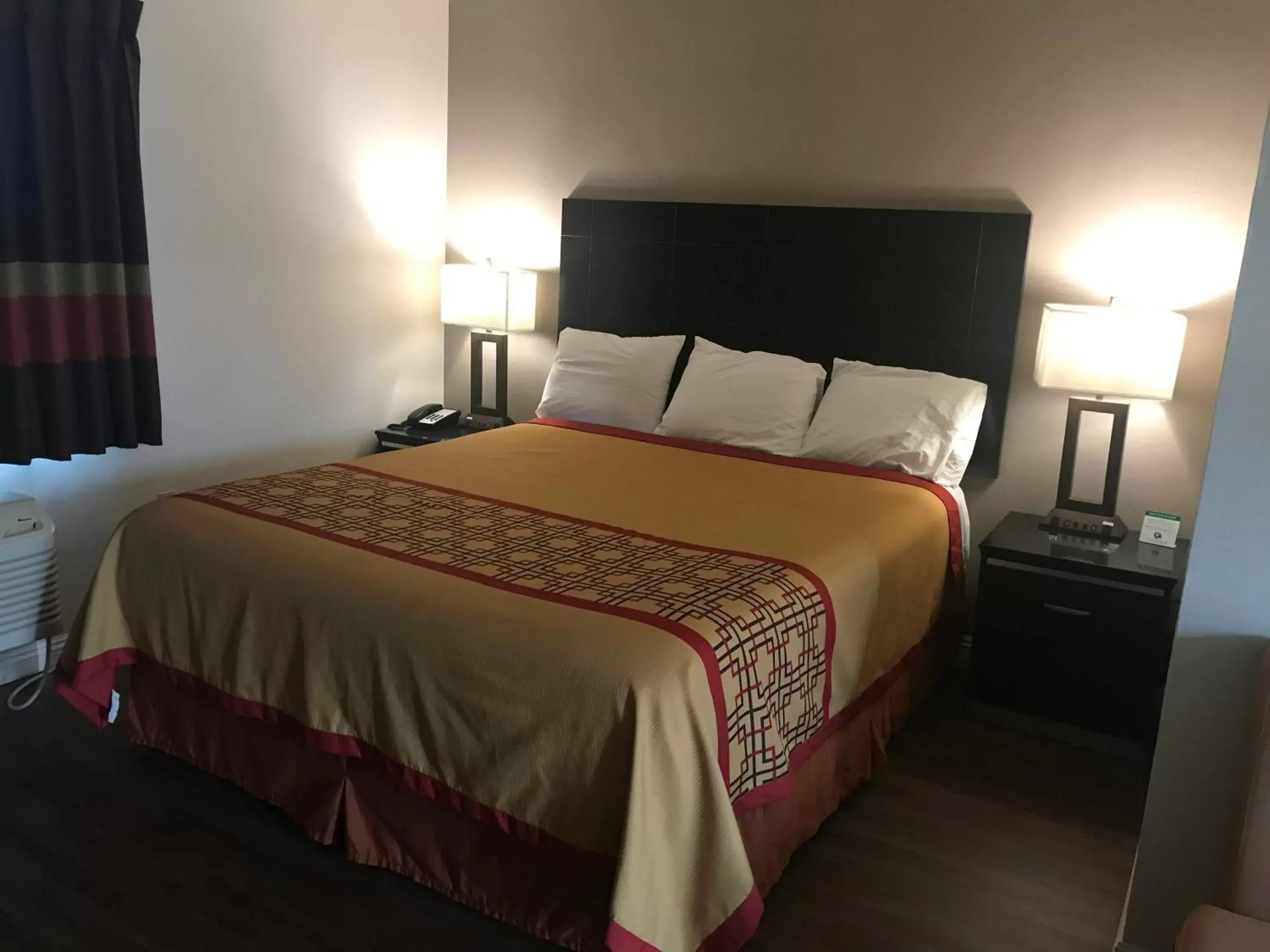 Bed in Manhattan Inn & Suites