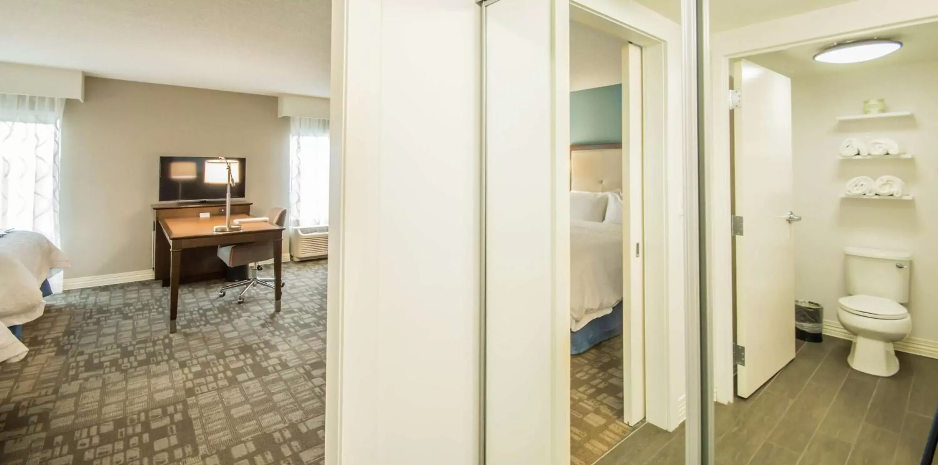 Bedroom, TV/Entertainment Center in Hampton Inn & Suites Orlando near SeaWorld