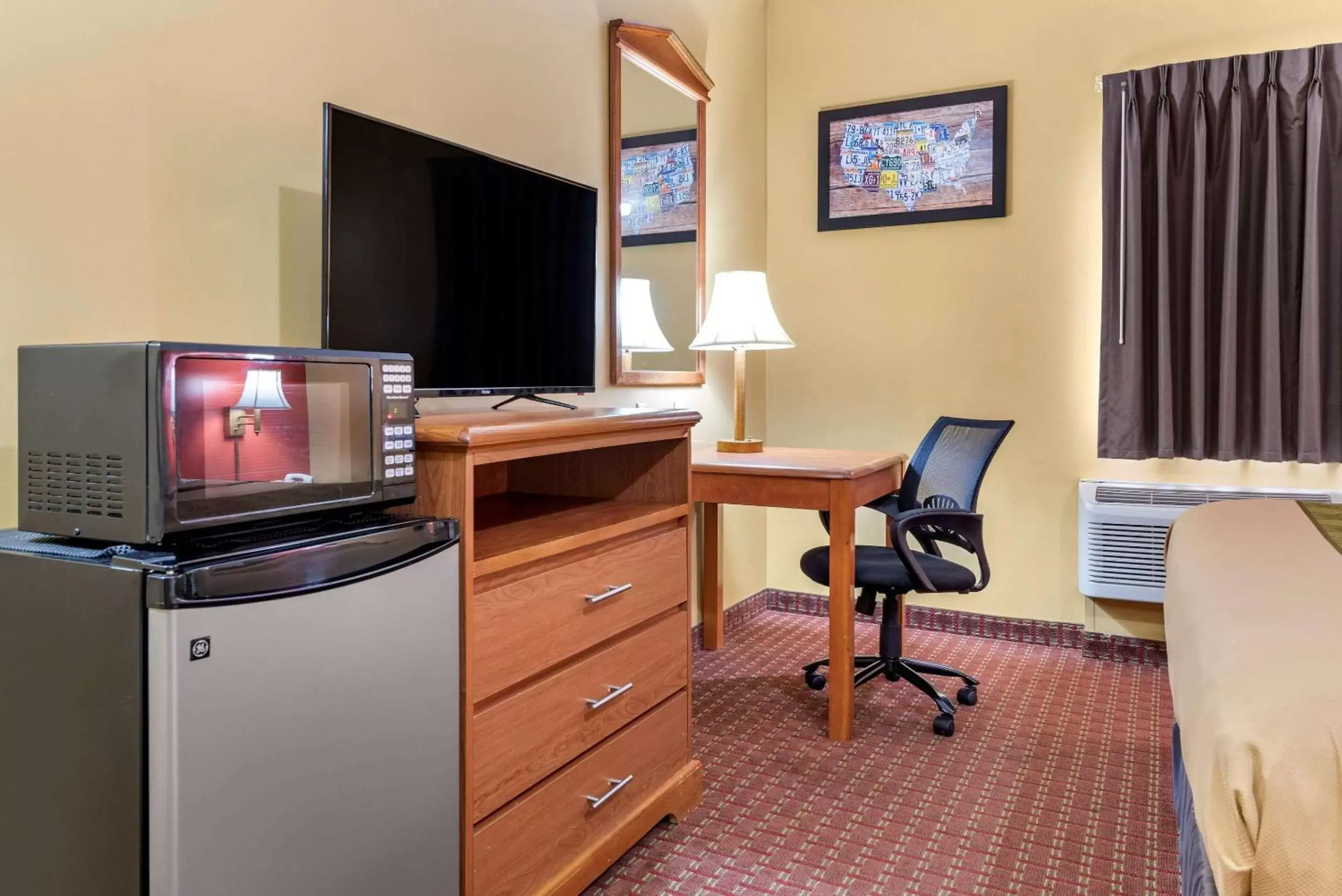 Photo of the whole room, TV/Entertainment Center in Econo Lodge Airport Louisville