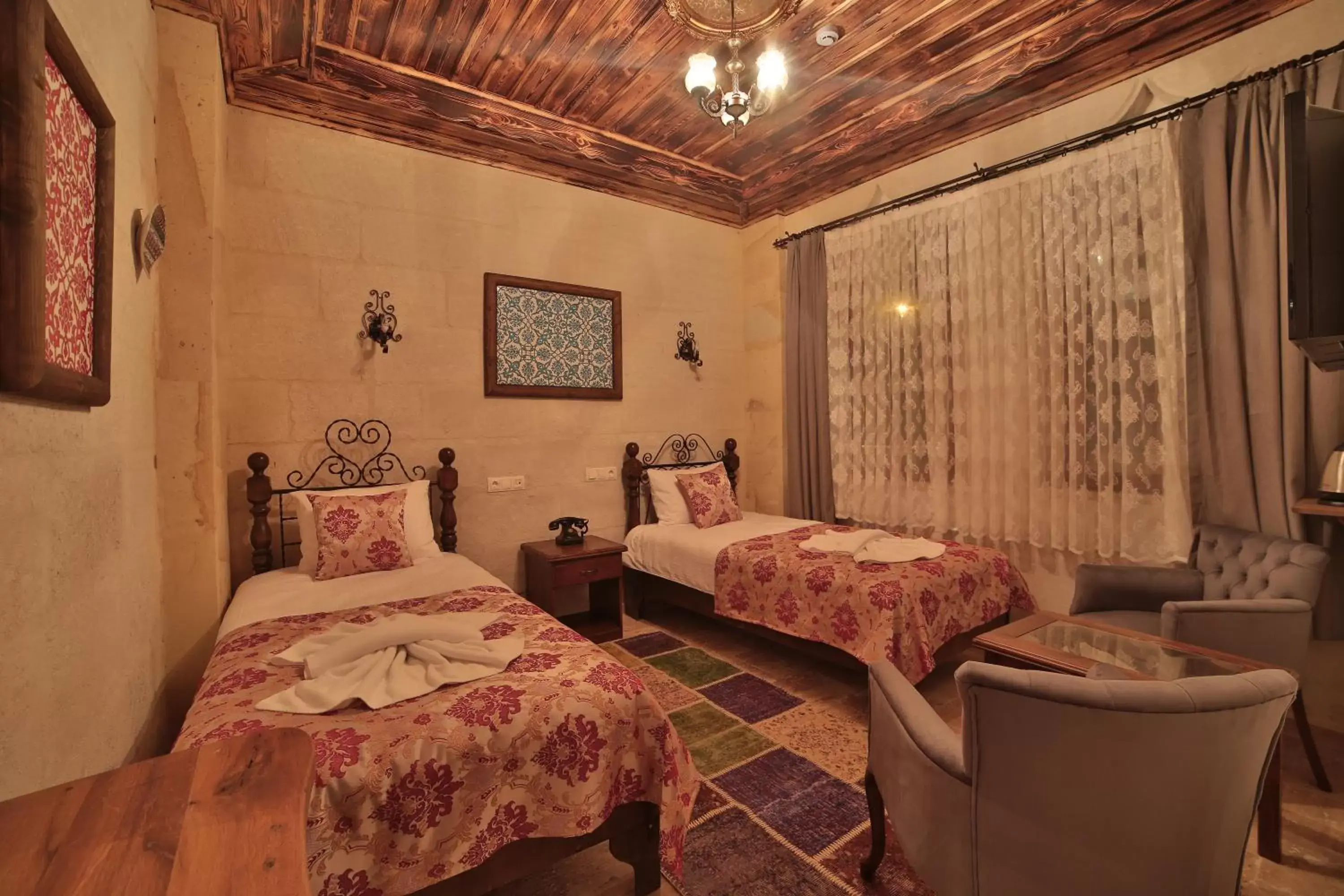 Bed in Caravanserai Inn Hotel