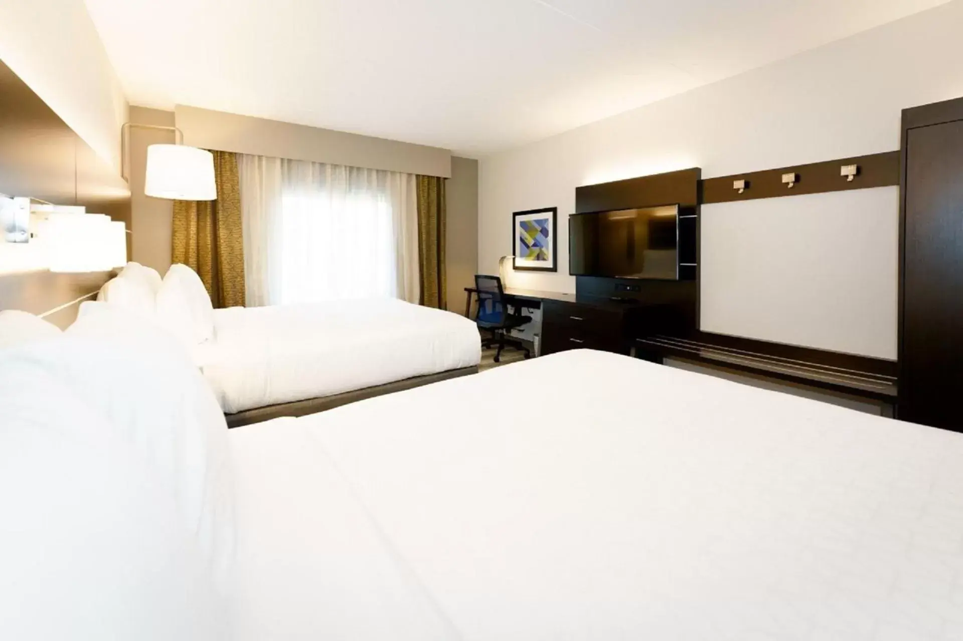Bed in Holiday Inn Express & Suites Franklin - Berry Farms, an IHG Hotel