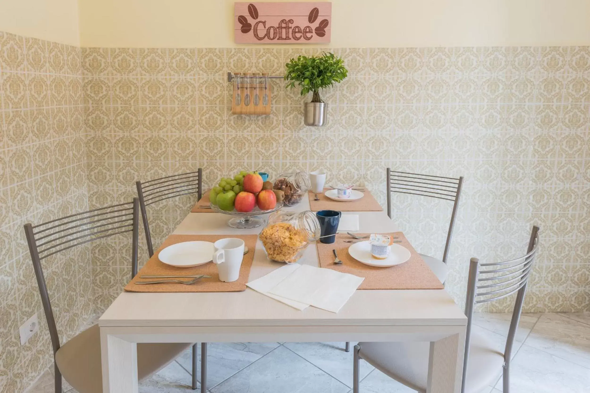 Restaurant/Places to Eat in Travelershome Ciampino Bed&Breakfast