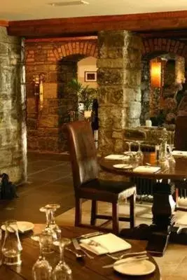 Restaurant/Places to Eat in Annebrook House Hotel