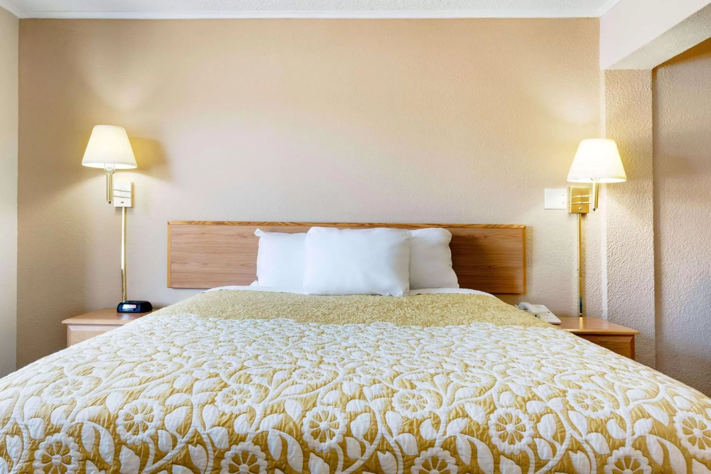 Photo of the whole room, Bed in Days Inn by Wyndham Fairmont Photo of the whole room, Bed in Days Inn by Wyndham Fairmont