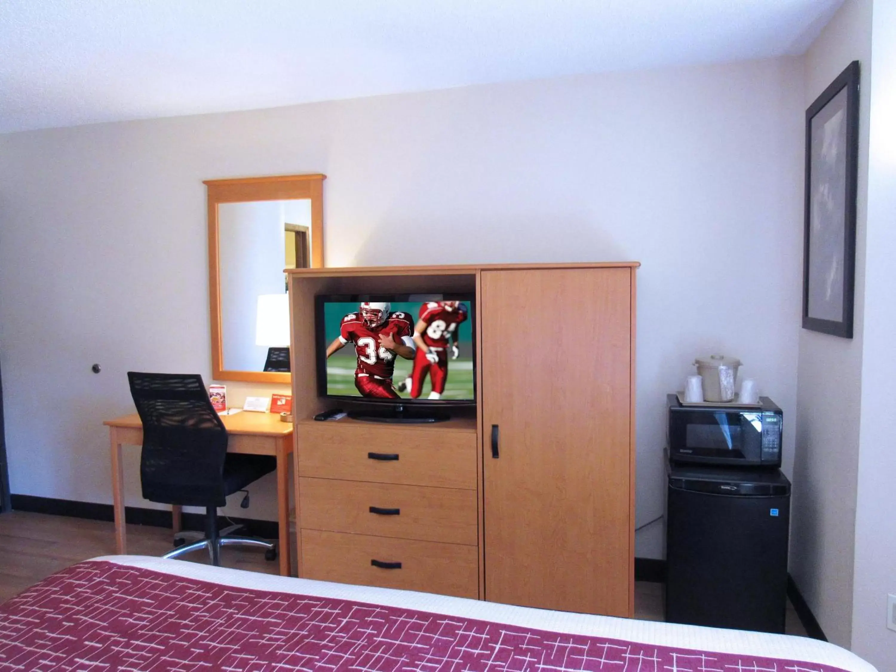 Photo of the whole room, TV/Entertainment Center in Red Roof Inn Fargo - I-94/Medical Center