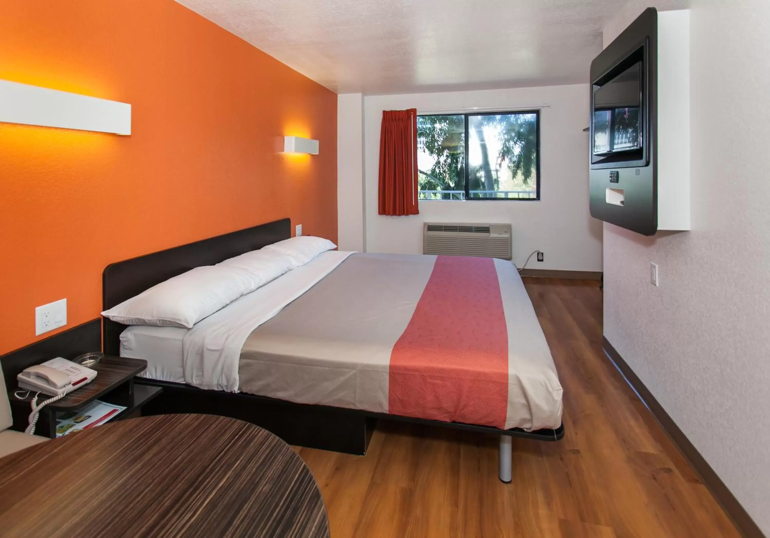 Bedroom, Bed in Motel 6-Los Angeles, CA - Los Angeles - LAX