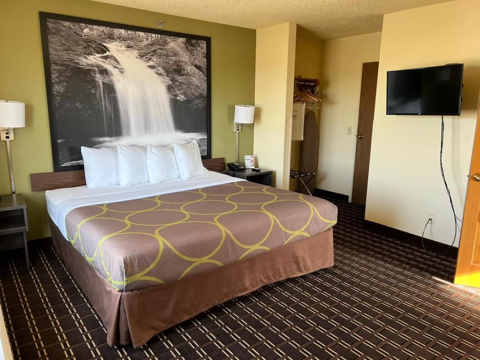 Photo of the whole room, Bed in Super 8 by Wyndham Watertown WI