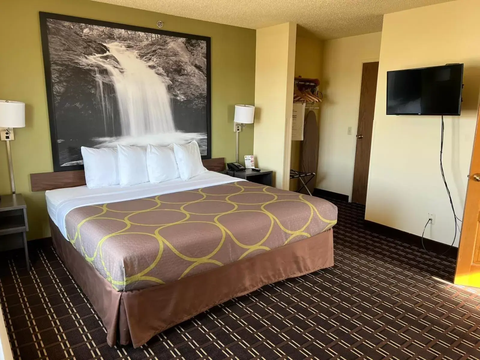 Bed in Super 8 by Wyndham Watertown WI