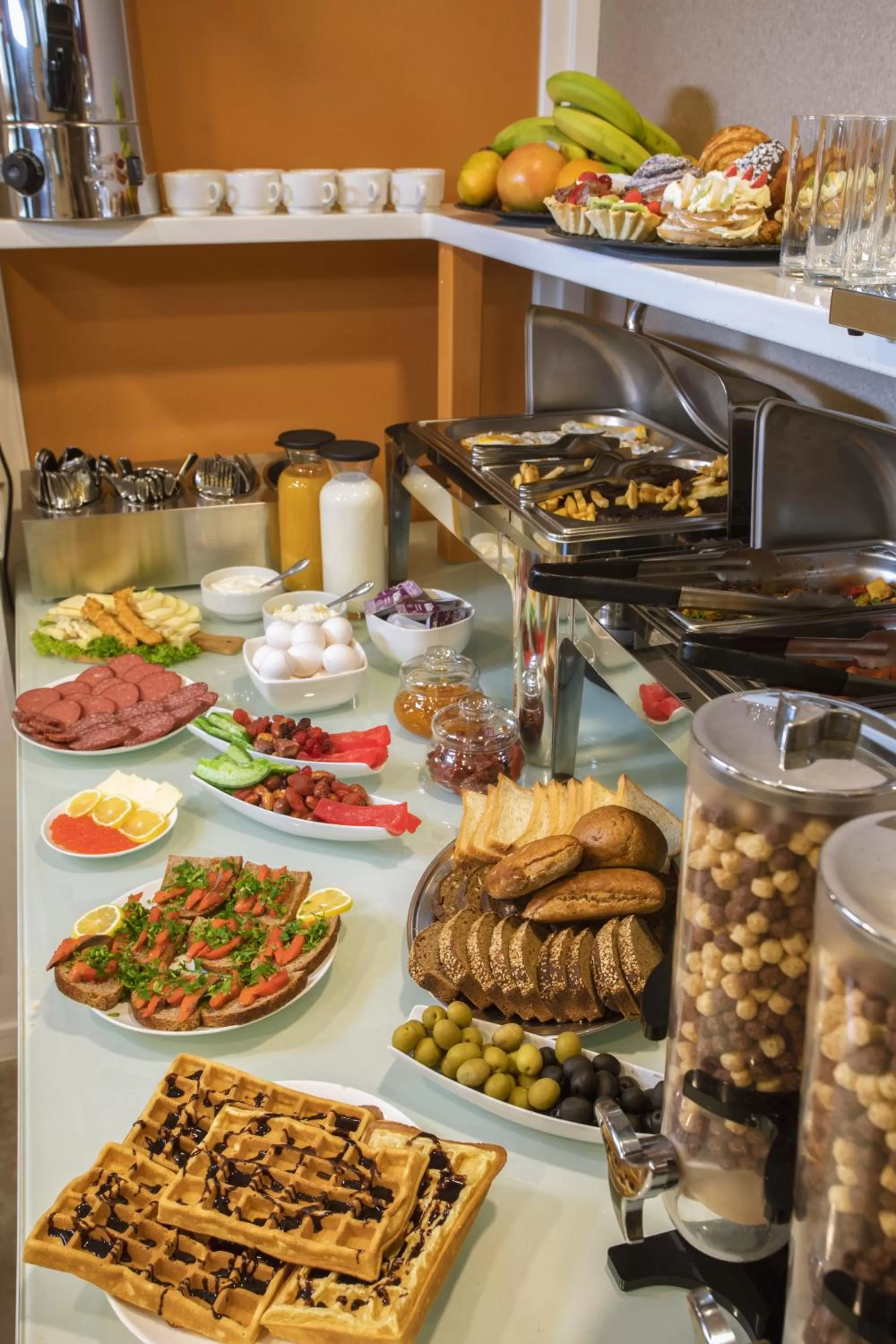 Food and drinks in Apart Hotel West