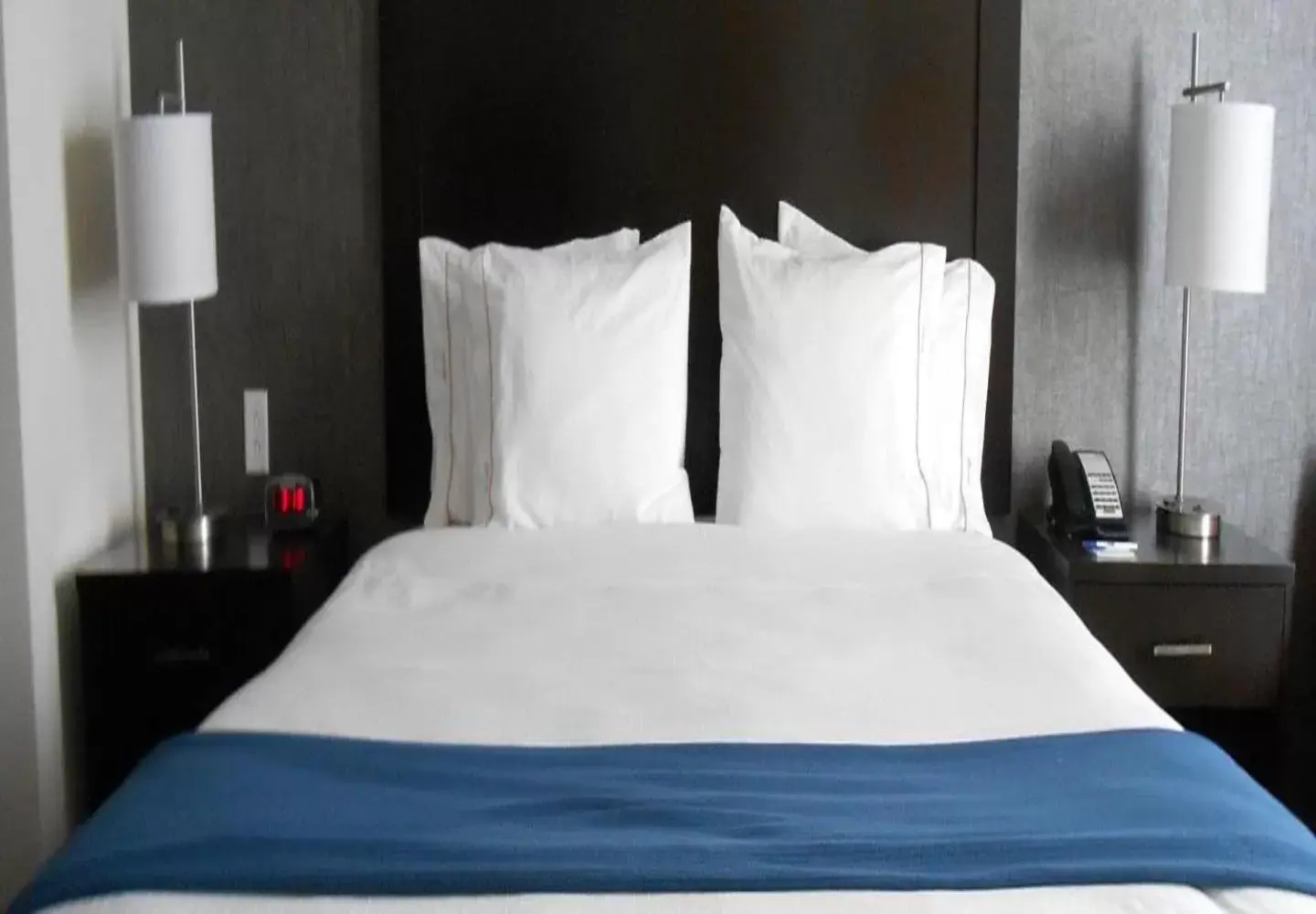 Bed in Holiday Inn Express & Suites - Kansas City KU Medical Center, an IHG Hotel