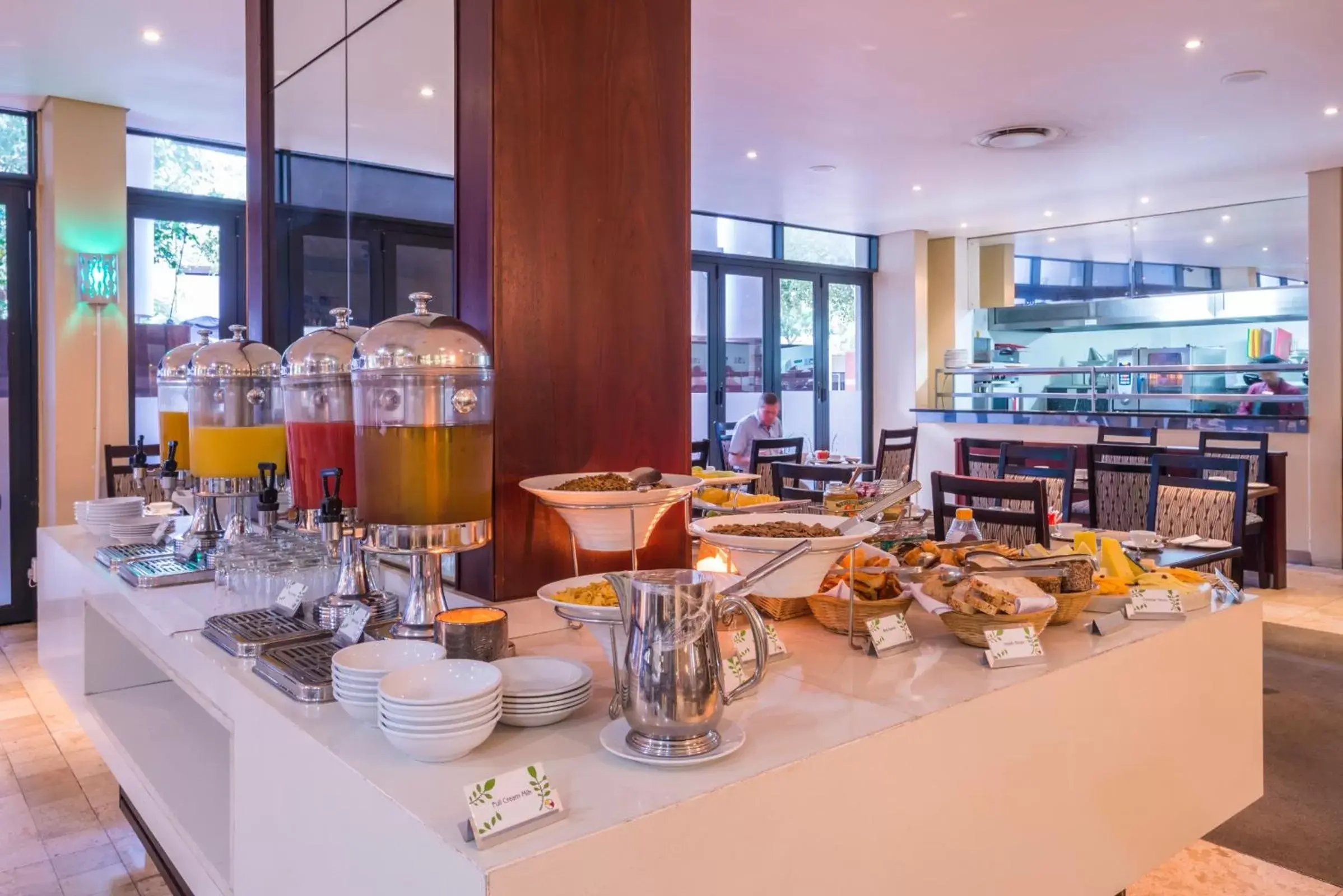 Continental breakfast, Restaurant/Places to Eat in Royal Palm Hotel