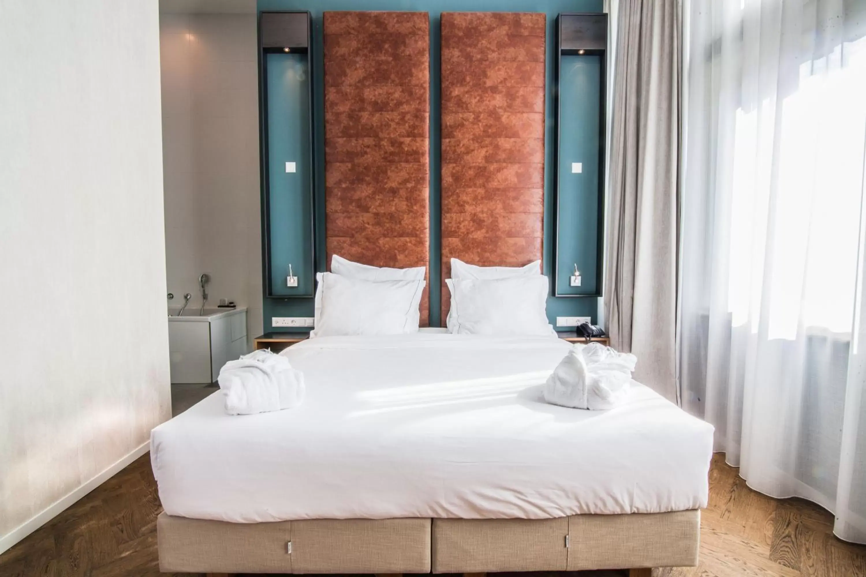 Bathroom, Bed in Hotel De Hallen